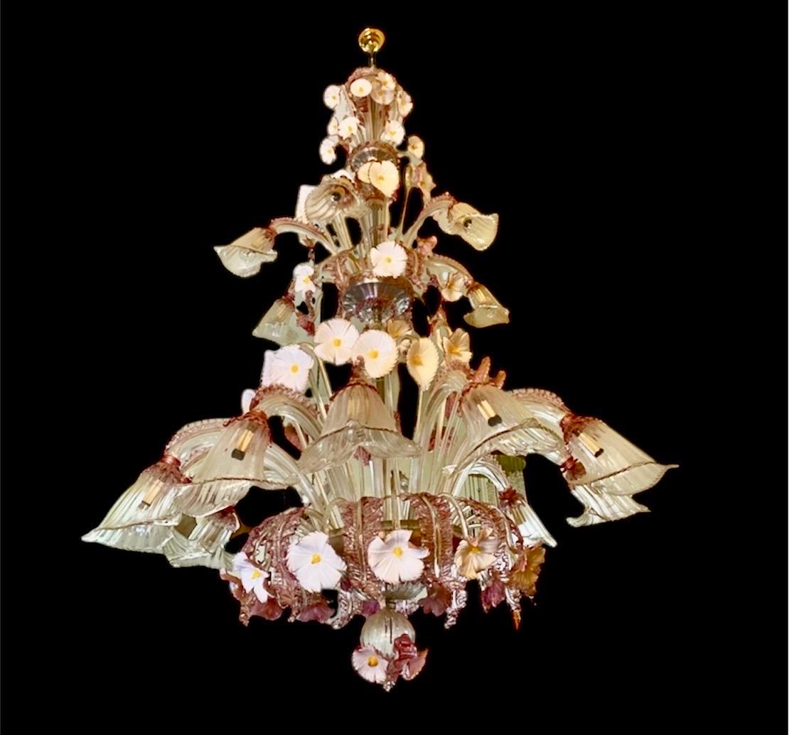 Provenienz Familiengeschichte Schloss in der Nähe von Paris ! Sonderbestellung in Murano 

Der Florale-Kronleuchter von Barovier aus den 1970er Jahren ist eine Leuchte aus Murano-Glas, die von dem renommierten italienischen Unternehmen Barovier &
