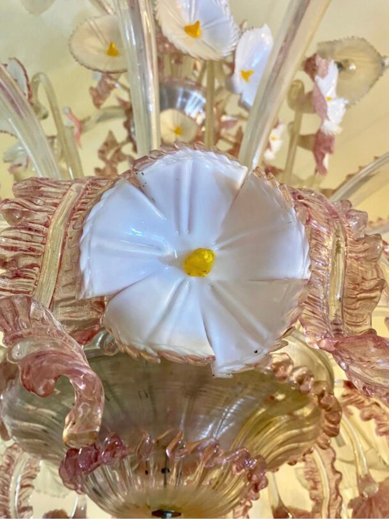 Barovier & Toso Kronleuchter Glas Murano Modell floral Einzigartig , Italien 1970er im Angebot 1