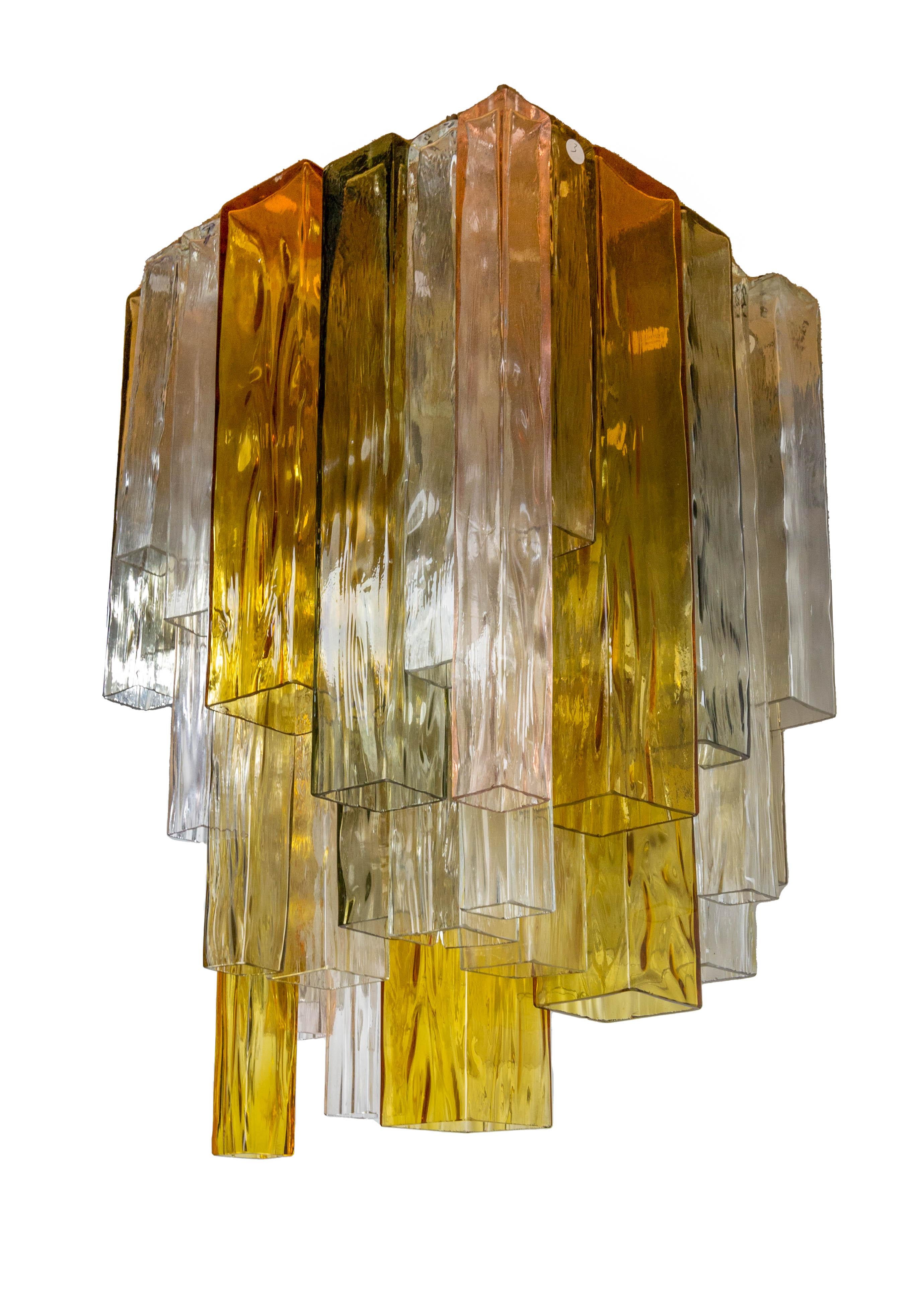 Barovier & Toso Murano Venini rare lustre en verre à quatre couleurs étonnant et impressionnant
avec son étiquette d'origine sur le dessus de l'encastrement, Barovier et Toso.
Selon nos informations, il provenait d'un hôtel de Monaco en cours de