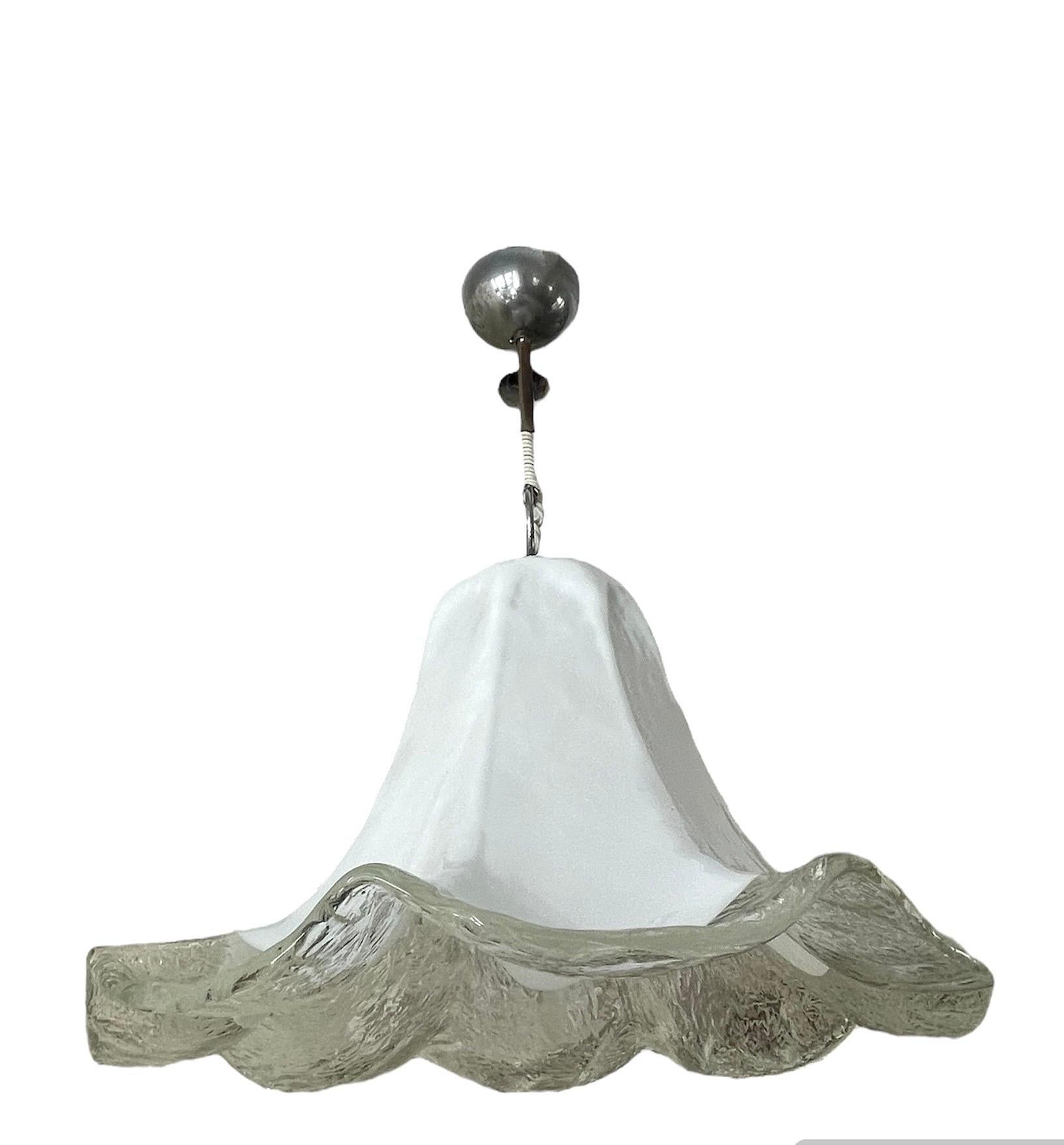 Außergewöhnliche Barovier & Toso Kronleuchter übergroßen weißen Glas Murano mit Metallstruktur. Das Design und die Qualität des weißen Glases machen aus diesem Stück das Beste des italienischen Designs.
Dieser einzigartige Barovier&Toso-Kronleuchter