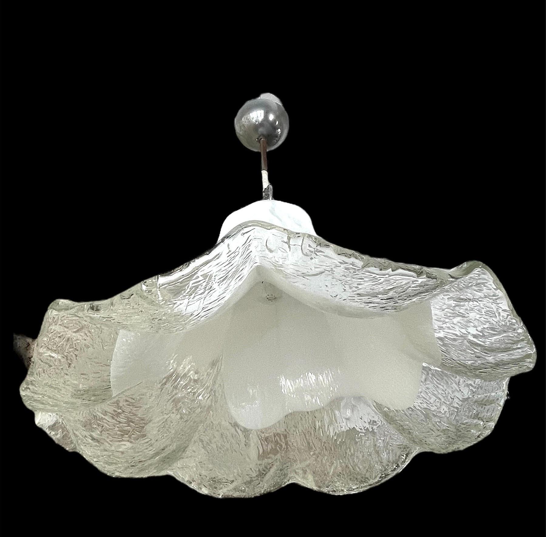Barovier & Toso Kronleuchter weiß Glas Murano chrom 52 cm, Italien, 1970 (Moderne der Mitte des Jahrhunderts) im Angebot
