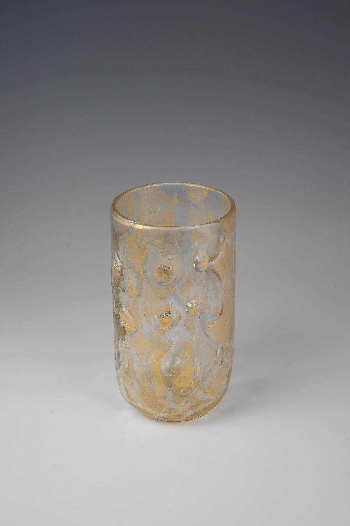 Farbloses Glas mit goldenen Einschlüssen.

Unten Etikett und beschriftet: Barovier & Toso Murano.

Perfekter Zustand.

Die Höhe:  25,5, Ø 14 cm.


