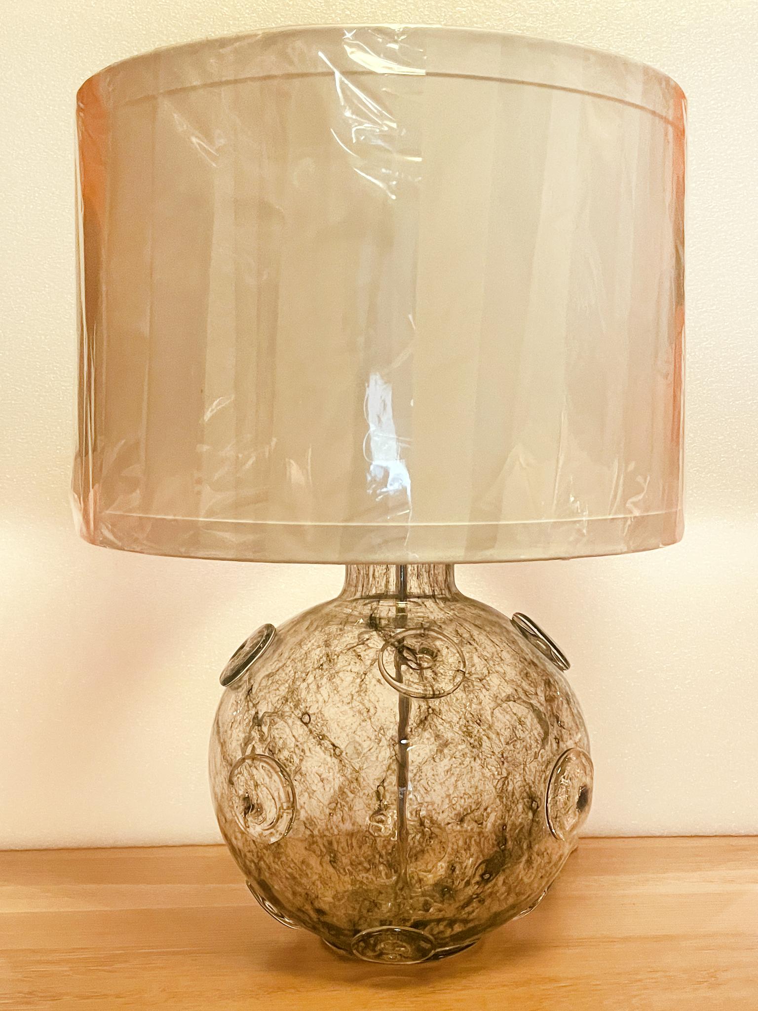 Diseñada originalmente en los años 30, esta lámpara de sobremesa Art Déco de cristal de Murano es una maravillosa creación de Barovier & Toso. Esta edición se hizo a mediados del siglo XX. Llamada 