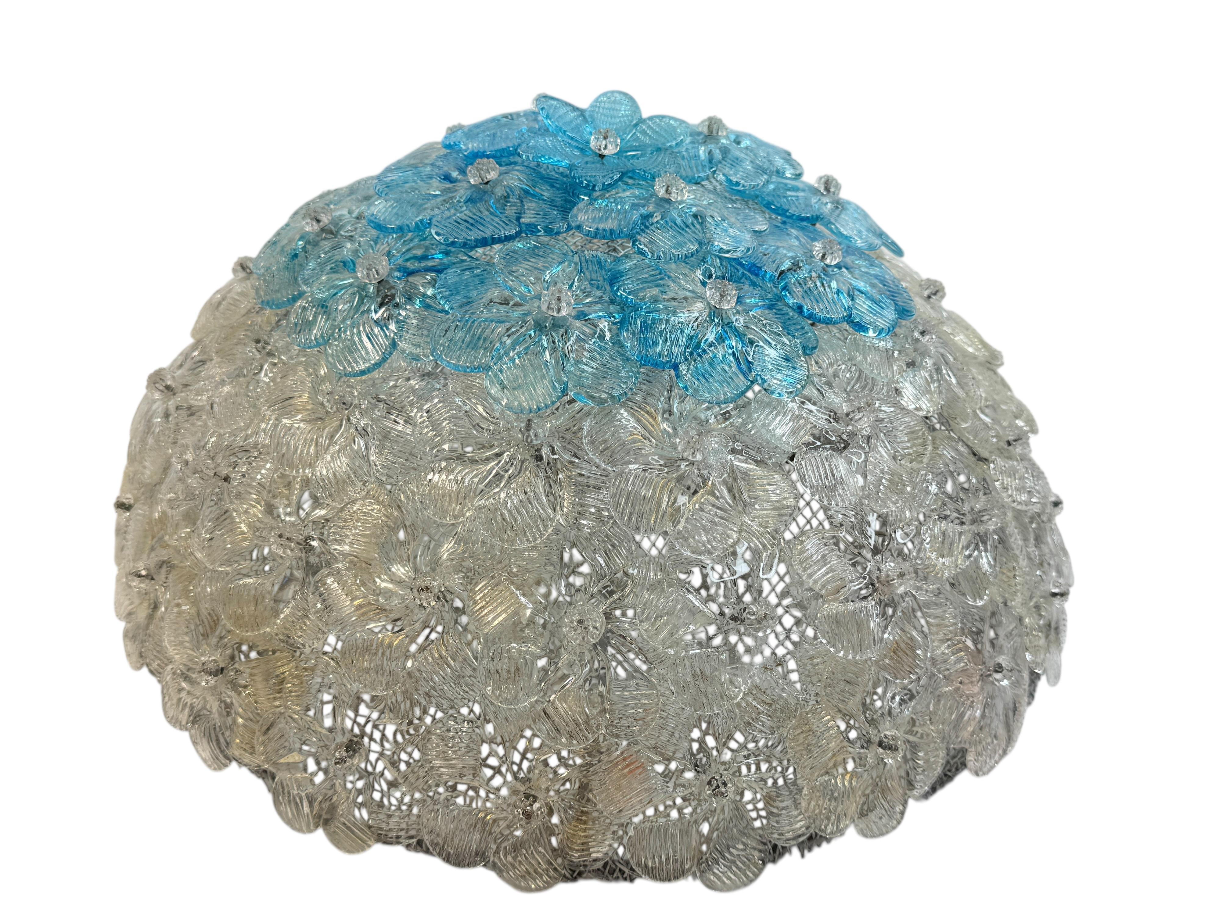 Lustre italien soufflé à la main, à montage encastré, présentant des fleurs de cristal superposées, dorées avec des inclusions de feuilles d'or 23 carats et bleu clair ou turquoise, montées sur un cadre en forme de panier. Le luminaire nécessite