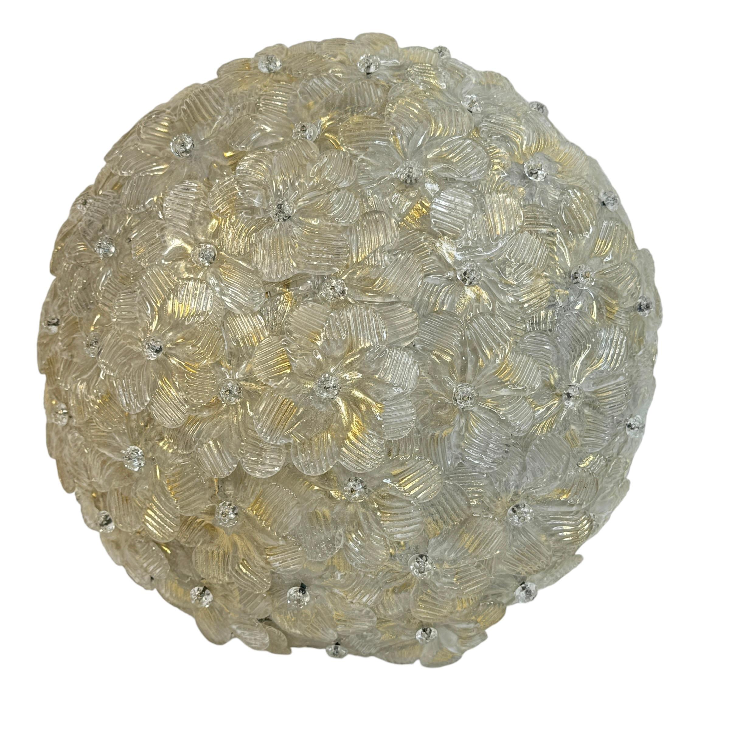 Un lampadario a incasso italiano soffiato a mano con fiori di cristallo sovrapposti, oro con inclusioni di foglia d'oro a 23 carati, montato su una cornice a cesto. L'apparecchio richiede due lampadine a candelabro europee E14 / 110 volt, ciascuna