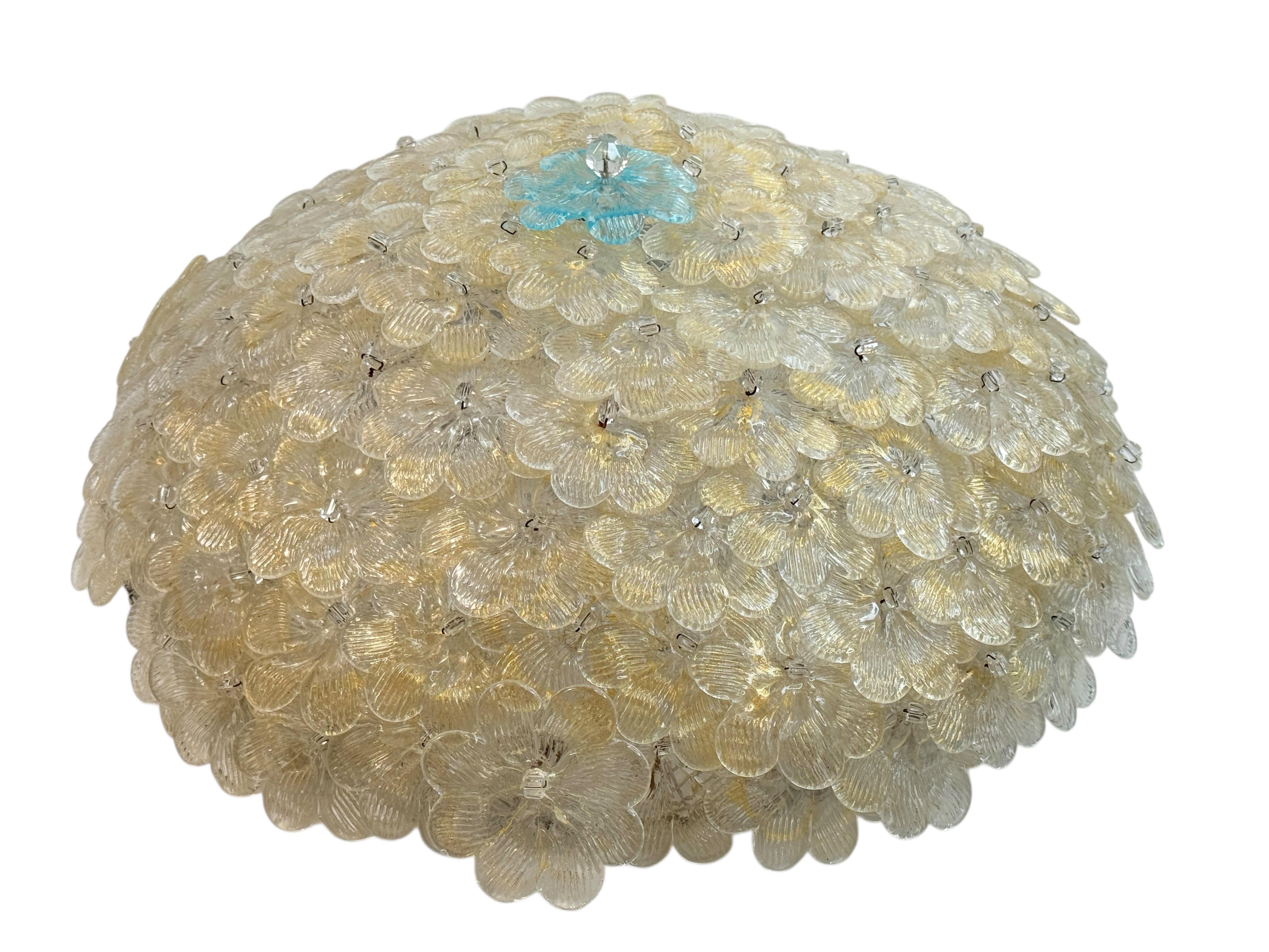 Lustre italien soufflé à la main, à montage encastré, présentant des fleurs de cristal superposées, dorées avec des inclusions de feuilles d'or 23 carats et de turquoises, montées sur un cadre en forme de panier. Le luminaire nécessite deux ampoules