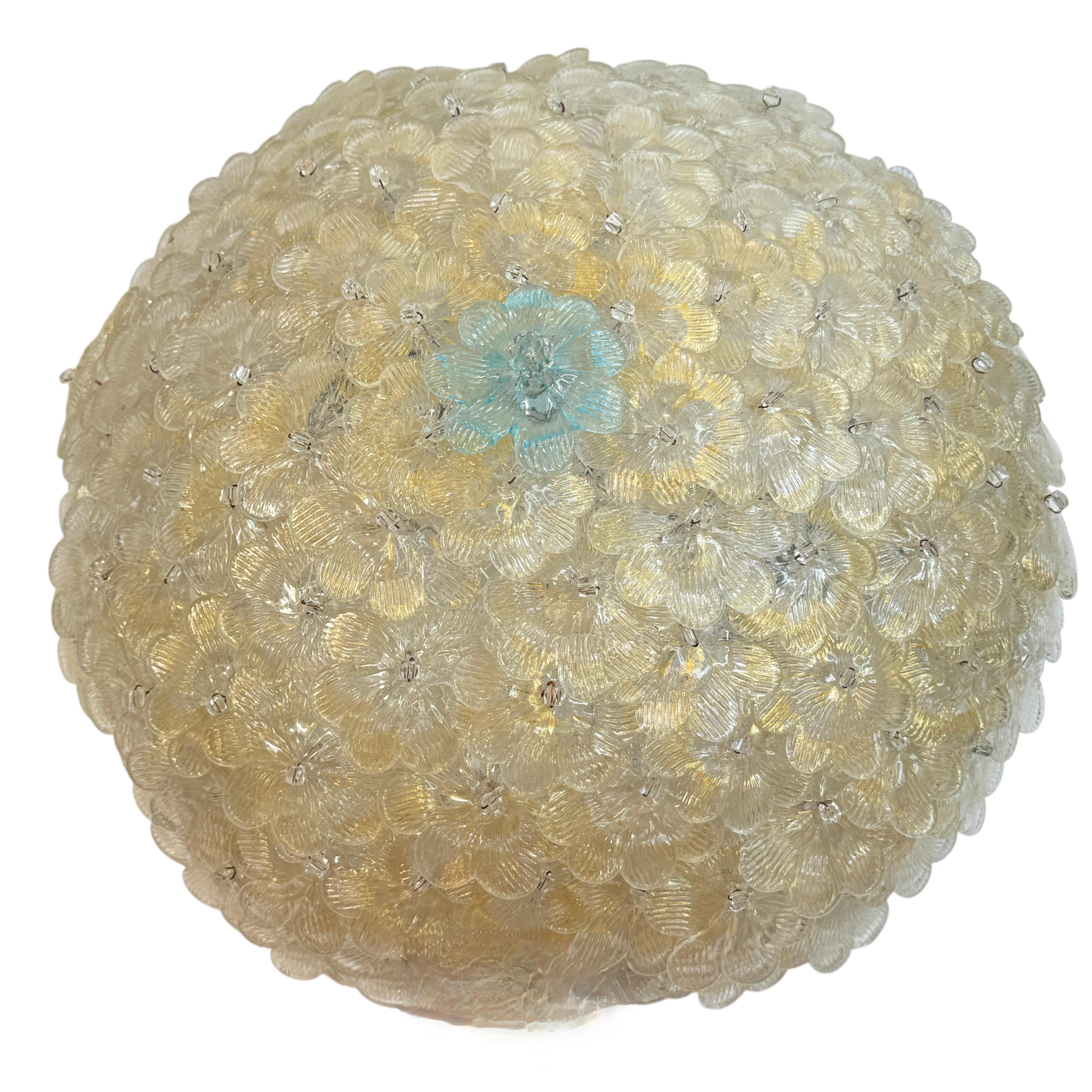 Milieu du XXe siècle Barovier&Toso Plafonnier en verre de Murano or et fleurs de couleur turquoise, années 1950 en vente