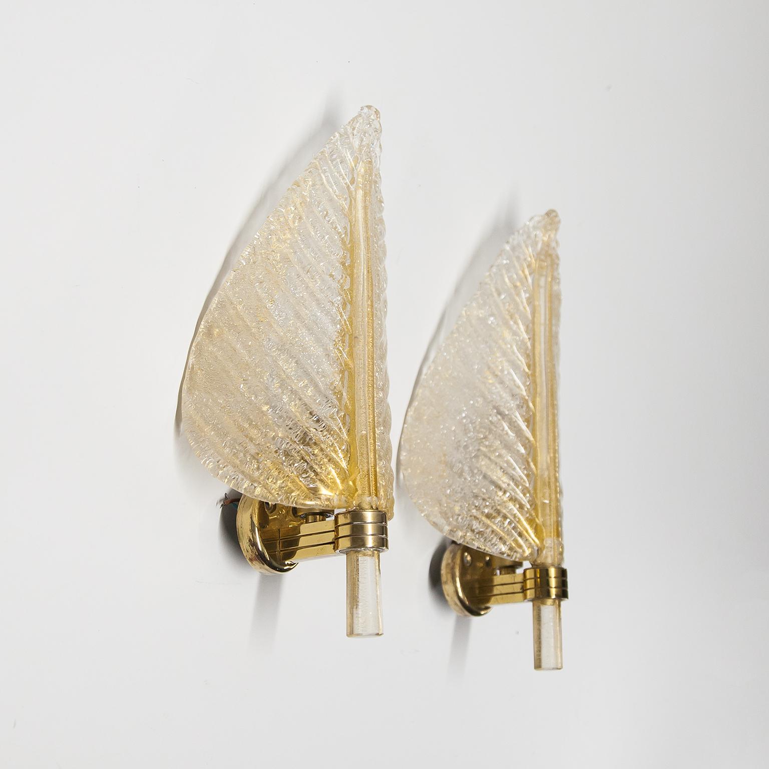 Paire d'appliques en verre de Murano fabriquées par Barovier&Toso, Italie, années 1970.
Le verre est soufflé à la main et infusé d'or selon la technique Foglia d'oro. L'envers des appliques a été réalisé selon la technique Rugiada avec de minuscules