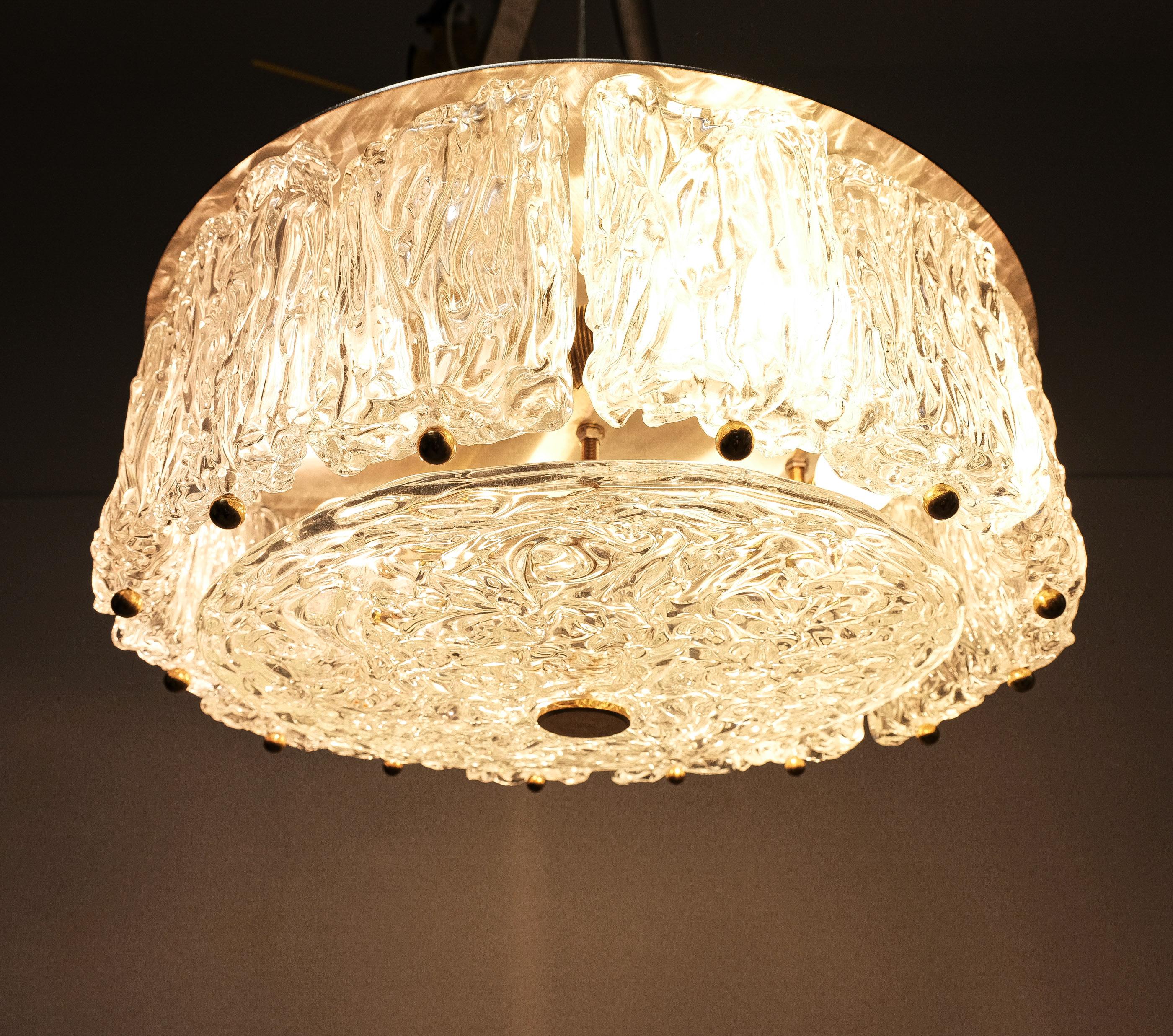 Flush mount from Barovier&Toso, Italy, circa 1950-1960.

Introducing a one-of-a-kind vintage Barovier Toso flush mount! This stunning light fixture is the perfect addition to any home looking for a touch of elegance and timeless