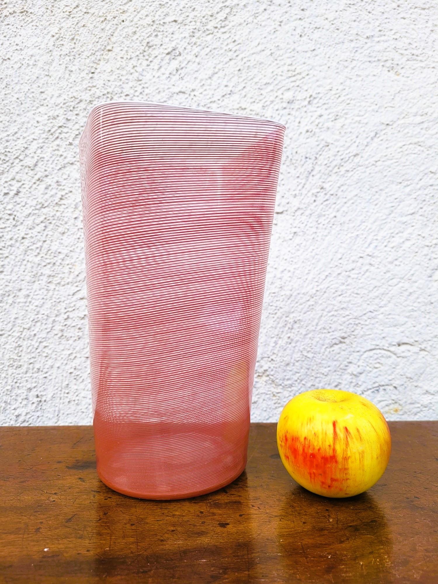 Grand vase de forme carrée en verre soufflé transparent avec un filigrane rouge rubis.

Vase signé en bas Barovier & Toso Murano Barovier est la plus ancienne verrerie de Murano, créée en 1295.
Au fil des siècles, les différents membres de la