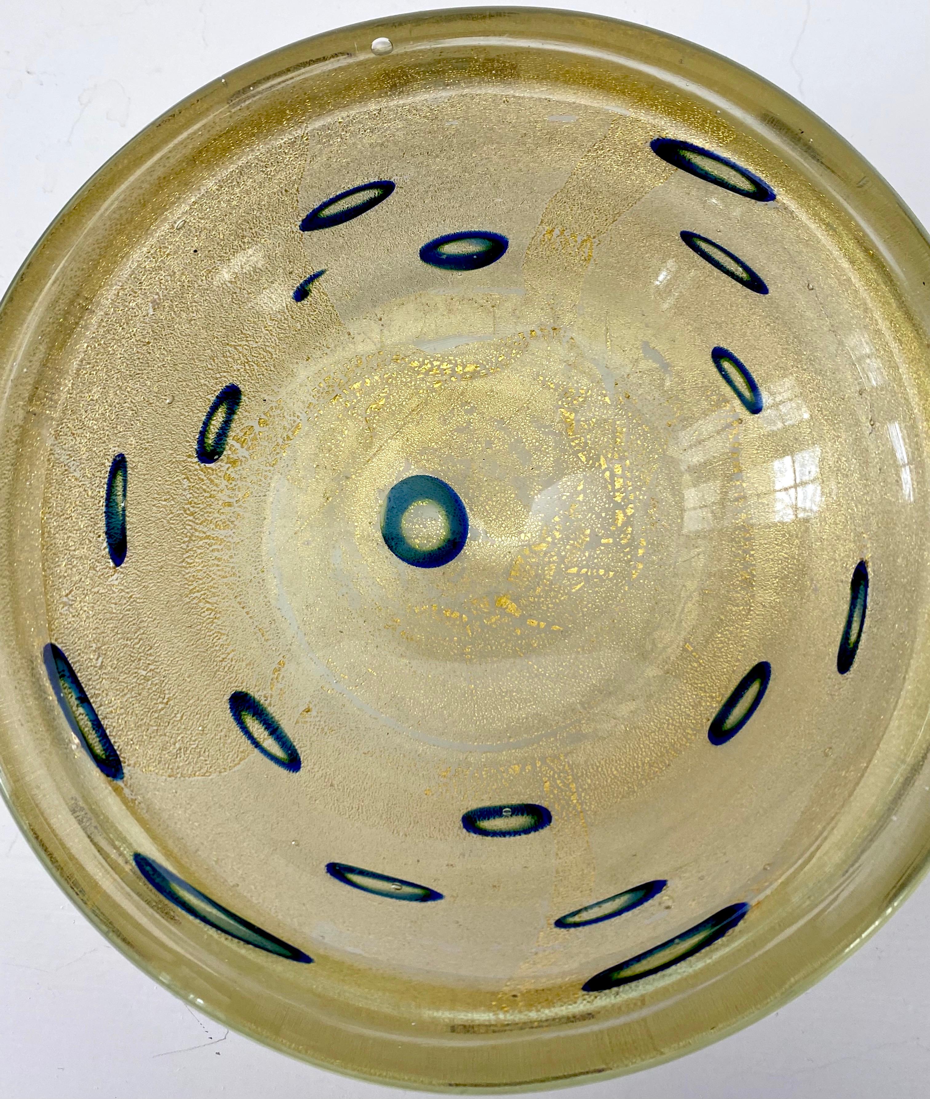 20ième siècle Barovier & Toso - Bol à mouchetures dorées avec cercles elliptiques bleus Murrina en vente