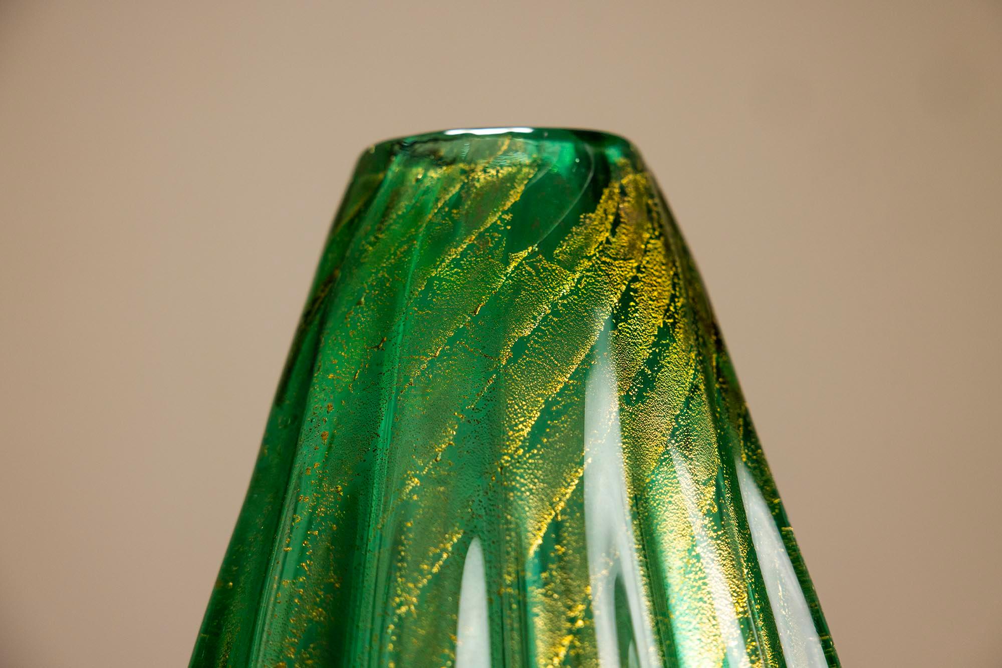 Barovier & Toso Green Oval-shaped Coronato d’Oro Vase, Italy 1930 In Good Condition For Sale In Hellouw, NL