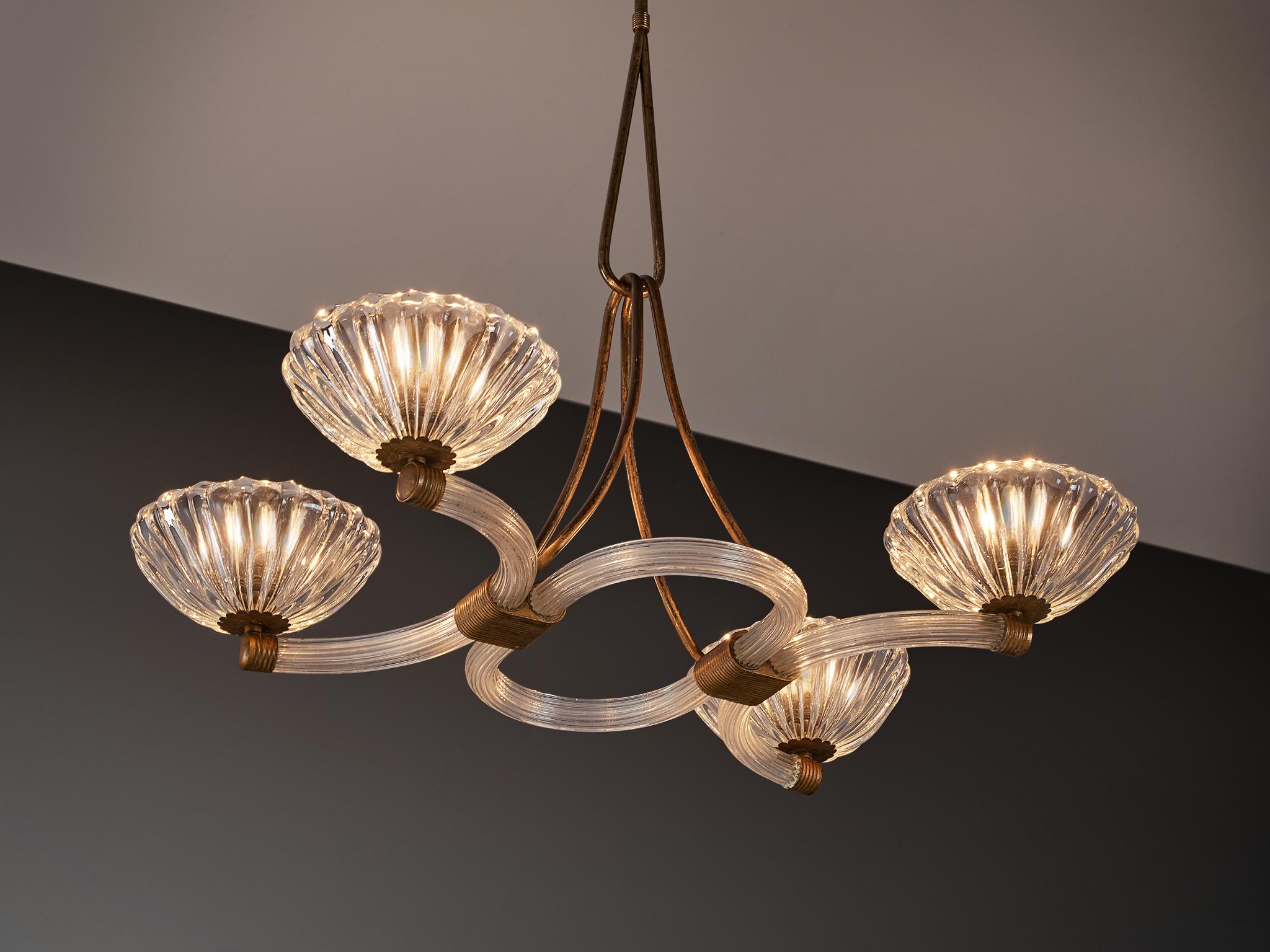 Araña Barovier & Toso, cristal, latón, Italia, años 40

Esta araña de Barovier&Toso, fabricada en Italia en la década de 1940, refleja la maestría secular del estudio en la fabricación del vidrio veneciano. De cristal estriado y latón patinado,