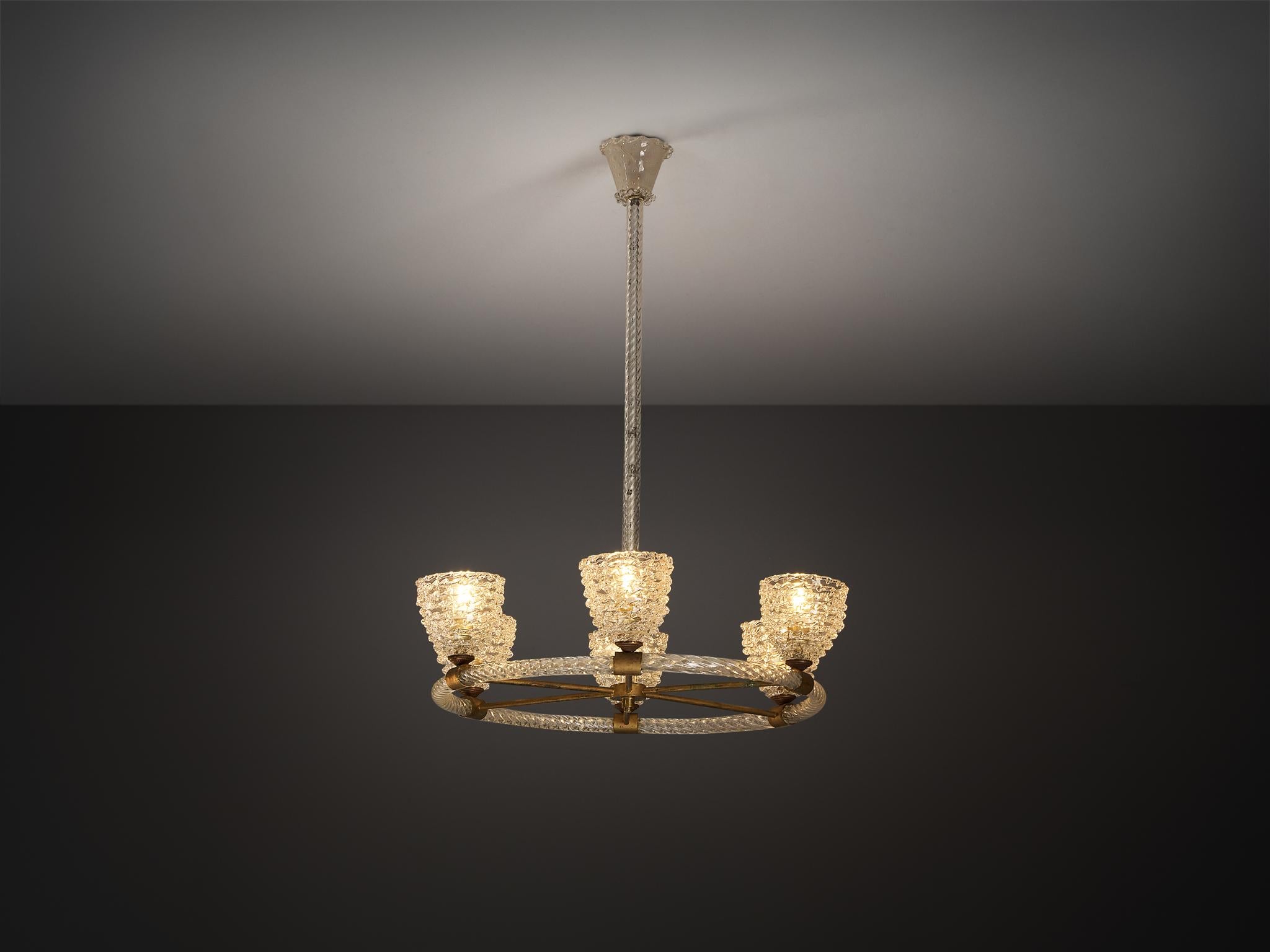 Barovier&Toso, lampadario, vetro cristallo, ottone, Italia, anni '40

Questo lampadario mozzafiato è stato realizzato dall'acclamato studio veneziano Barovier&Toso e risale agli anni Quaranta. Fondato nel 1295 sull'isola di Murano (Venezia, Italia),