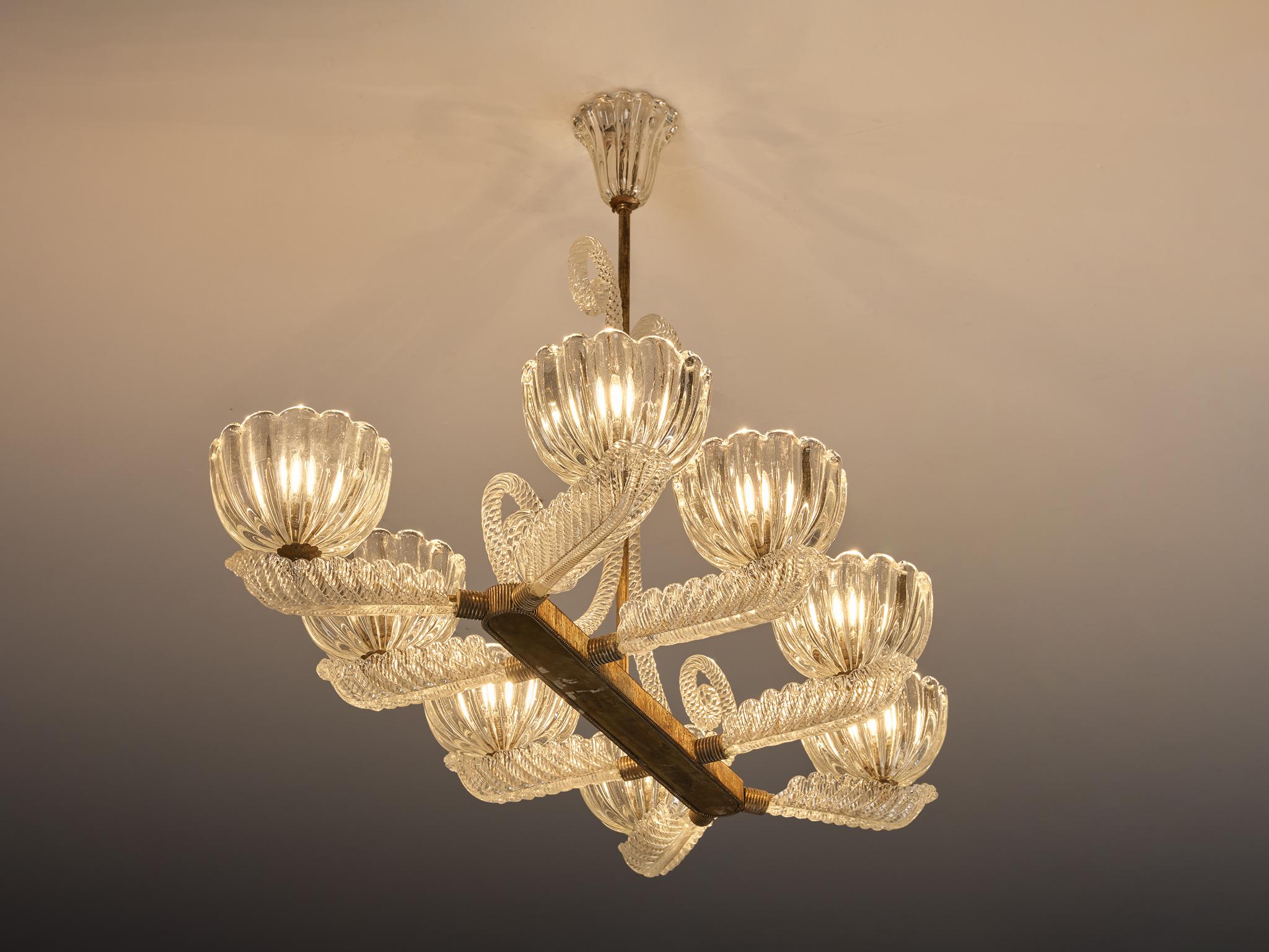 Barovier&Toso, lampadario, vetro cristallo, ottone, Italia, anni '40

Questo lampadario di Barovier&Toso, realizzato in Italia negli anni '40, riflette la secolare maestria dello studio nella lavorazione del vetro veneziano. Realizzato in vetro