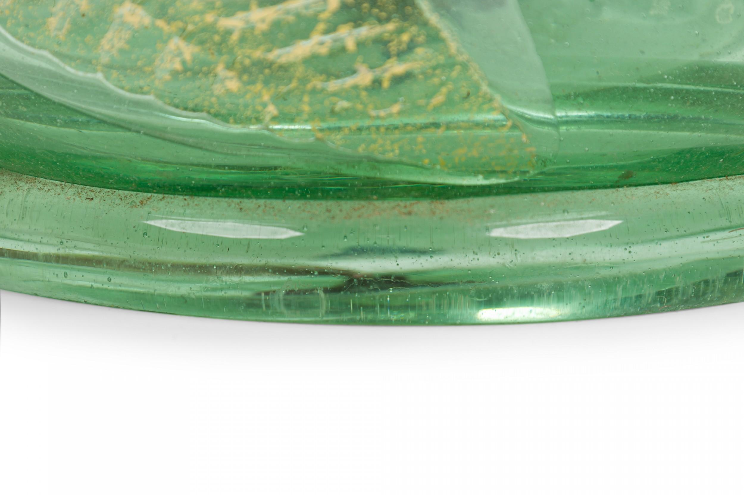 Lampe de table italienne du milieu du siècle en verre vert soufflé Fallen Leaf en forme de gourde organique, reliée à une tige en laiton et à une prise d'interrupteur en forme de coupe fonctionnelle, avec un corps transparent de style Art Nouveau