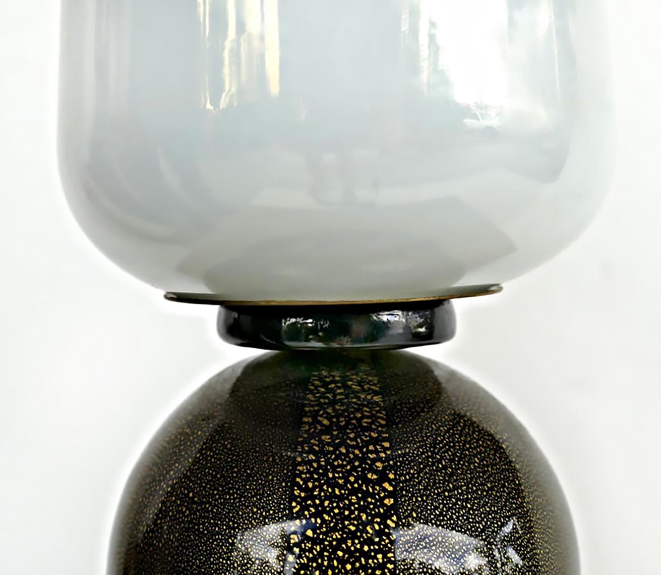 Barovier & Toso Tischlampe aus italienischem Muranoglas, 1950er Jahre.

Zum Verkauf angeboten wird eine Barovier & Toso Glastischlampe aus den 1950er Jahren. Die Lampe ist für amerikanische Steckdosen verdrahtet und verfügt über einen