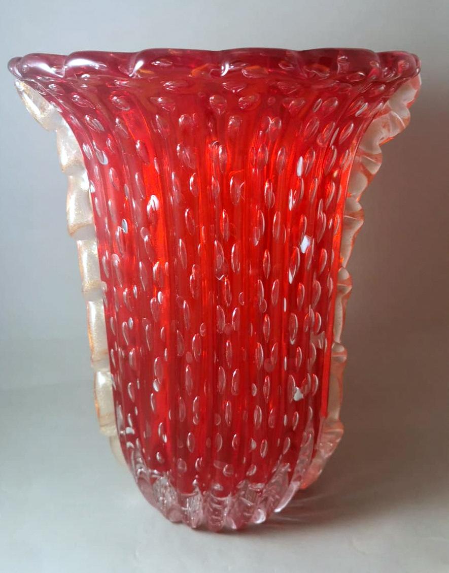We kindly suggest that you read the entire description, as with it we try to give you detailed technical and historical information to guarantee the authenticity of our objects.
Seductive Murano glass vase with an exceptional red coloring; the