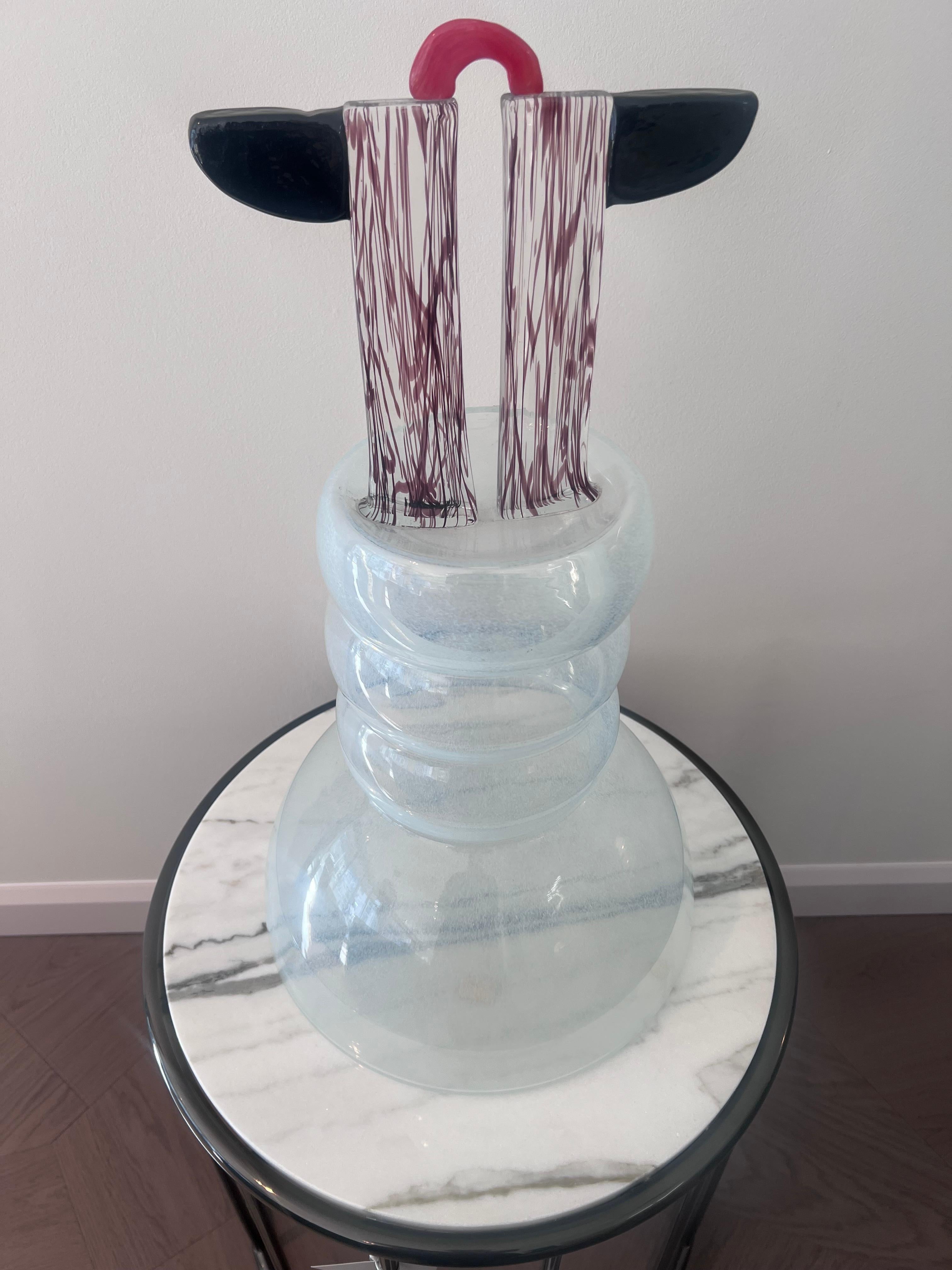 Oggetto d'arte di Noti Massari e Renato Toso

L'opera, intitolata Un vaso-scultura Kafka (1991), è una scultura in vetro di Murano creata dal rinomato duo di designer Noti Massari e Renato Toso e prodotta dall'esclusiva manifattura di vetro di