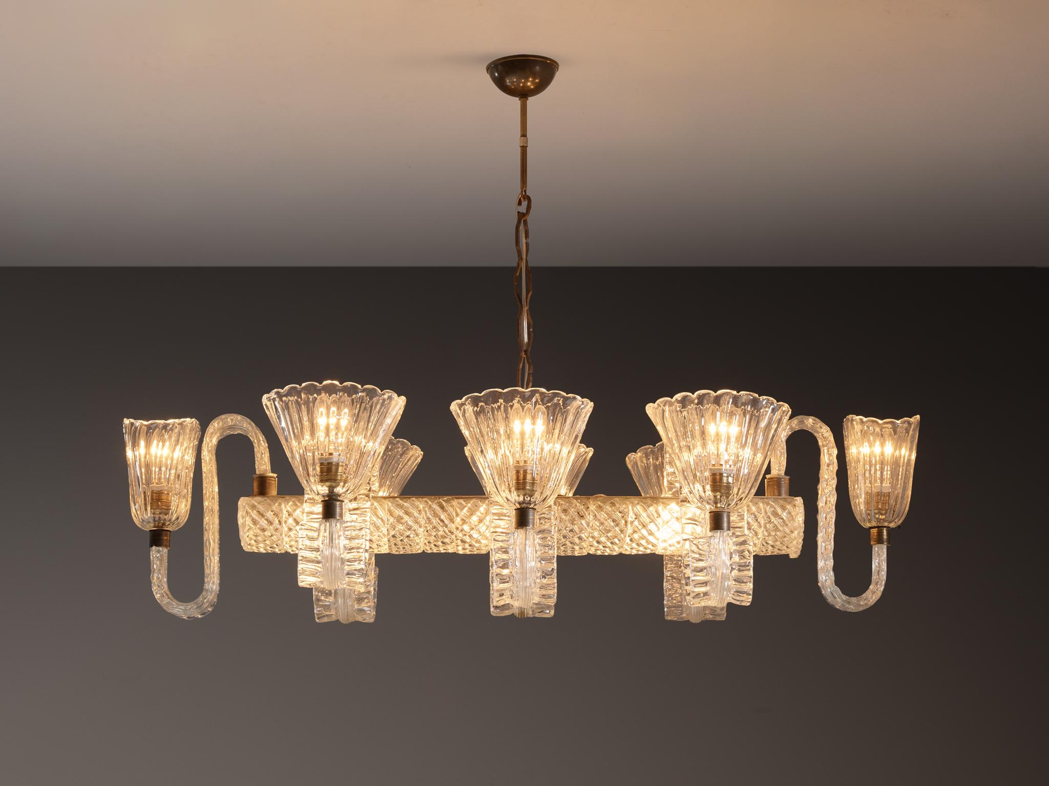 Barovier&Toso, lampadario, vetro cristallo, ottone, Italia, anni '40

Questo lampadario mozzafiato è stato realizzato dall'acclamato studio veneziano Barovier&Toso e risale agli anni Quaranta. Fondato nel 1295 sull'isola di Murano (Venezia, Italia),