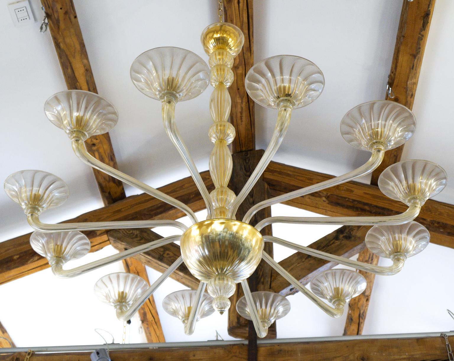 Here is a great Classic from 1982 designed by Barovier and Toso. This chandelier is composed of 12 arms, which, stretching outwards, reach a diameter of 137 cm and a height (including the chain) of 126 cm. Certainly it is a very large and imposing