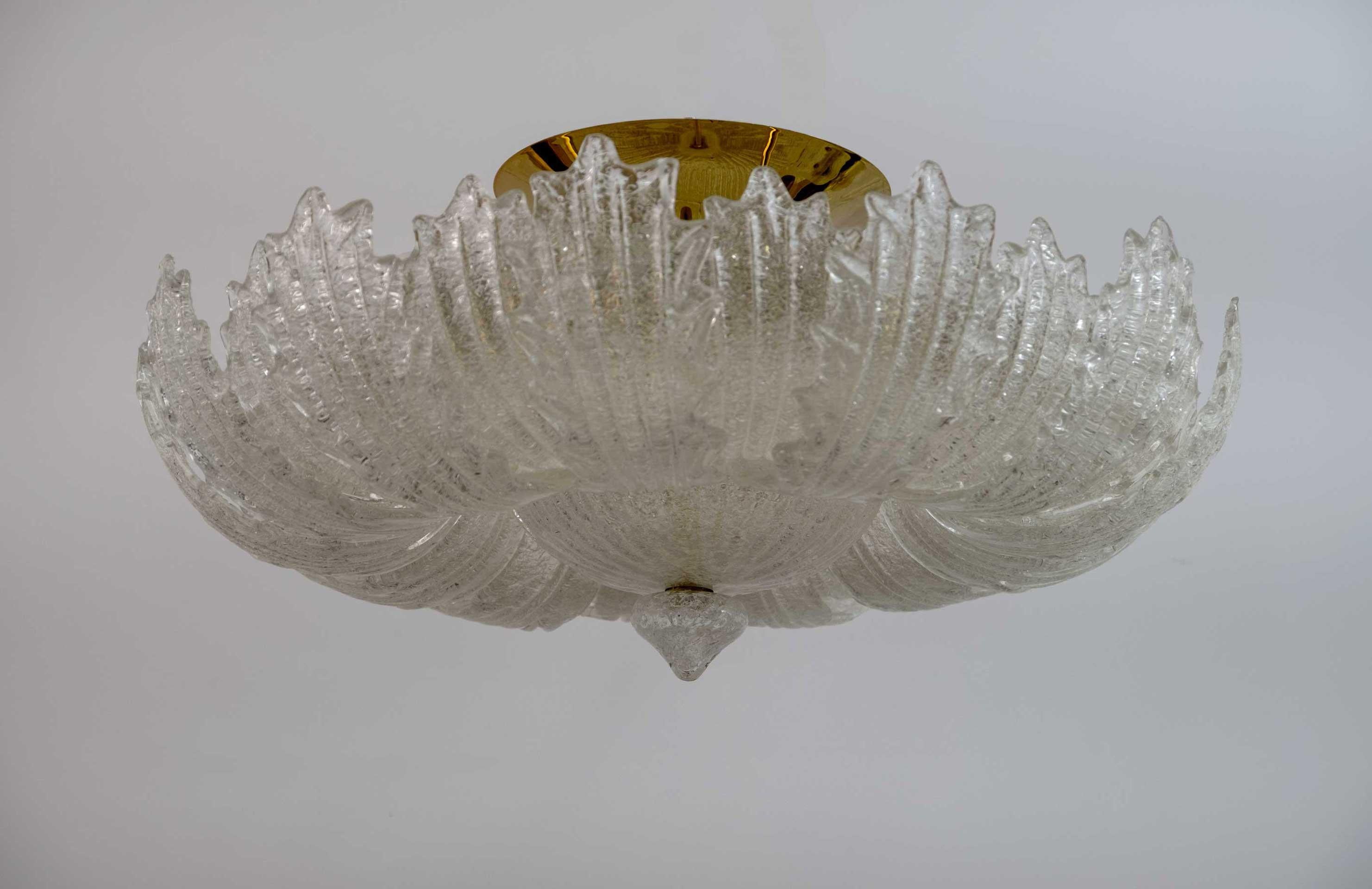 Fantastic and fabulous artistic Murano glass ceiling light by Barovier & Toso. The ceiling light is made up of 26 acanthus leaves in shot glass, the structure is in brass, equipped with 15 lamp holders, for bulbs with an E14 socket but we can