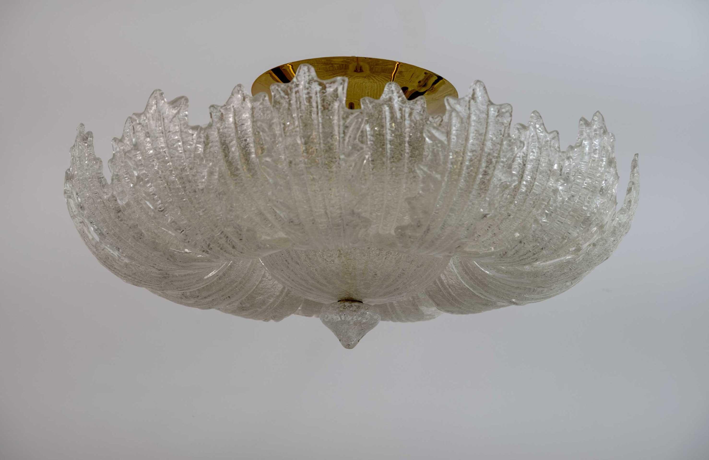 Fantastic and fabulous artistic Murano glass ceiling light by Barovier & Toso. The ceiling light is made up of 26 acanthus leaves in shot glass, the structure is in brass, equipped with 15 lamp holders, for bulbs with an E14 socket but we can