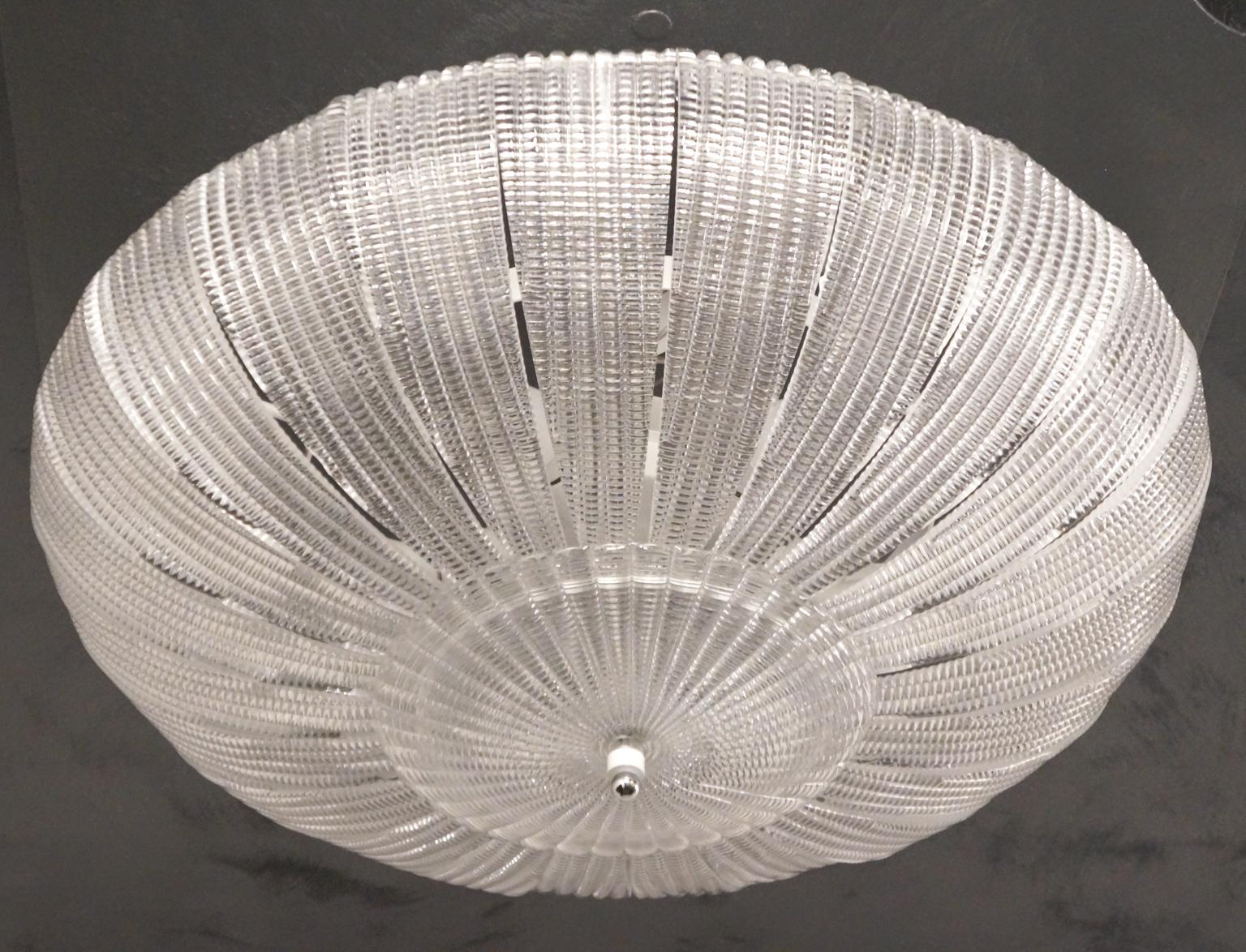 A very important ceiling lamp for its size that reaches a diameter of 85 cm (inches 33.46).
Composed of 24 glass elements called 