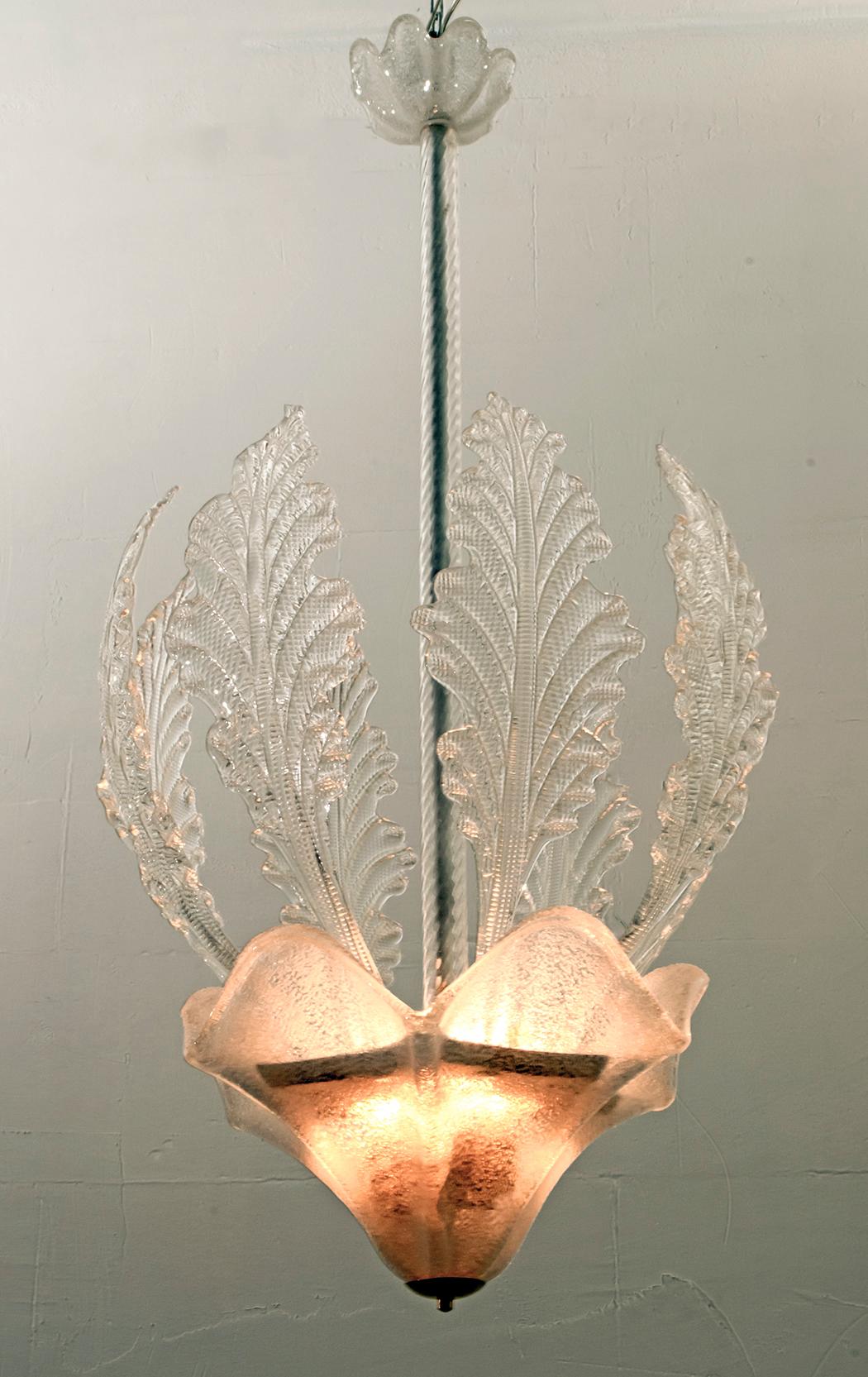 Dieser Kronleuchter wurde von Barovier&Toso in den 1940er Jahren entworfen und besteht aus körnigem Murano-Glas, das aus acht langen Blättern und einer großen Schale besteht.

Die Glaskunst von Barovier besteht seit Mitte des 13. Jahrhunderts und