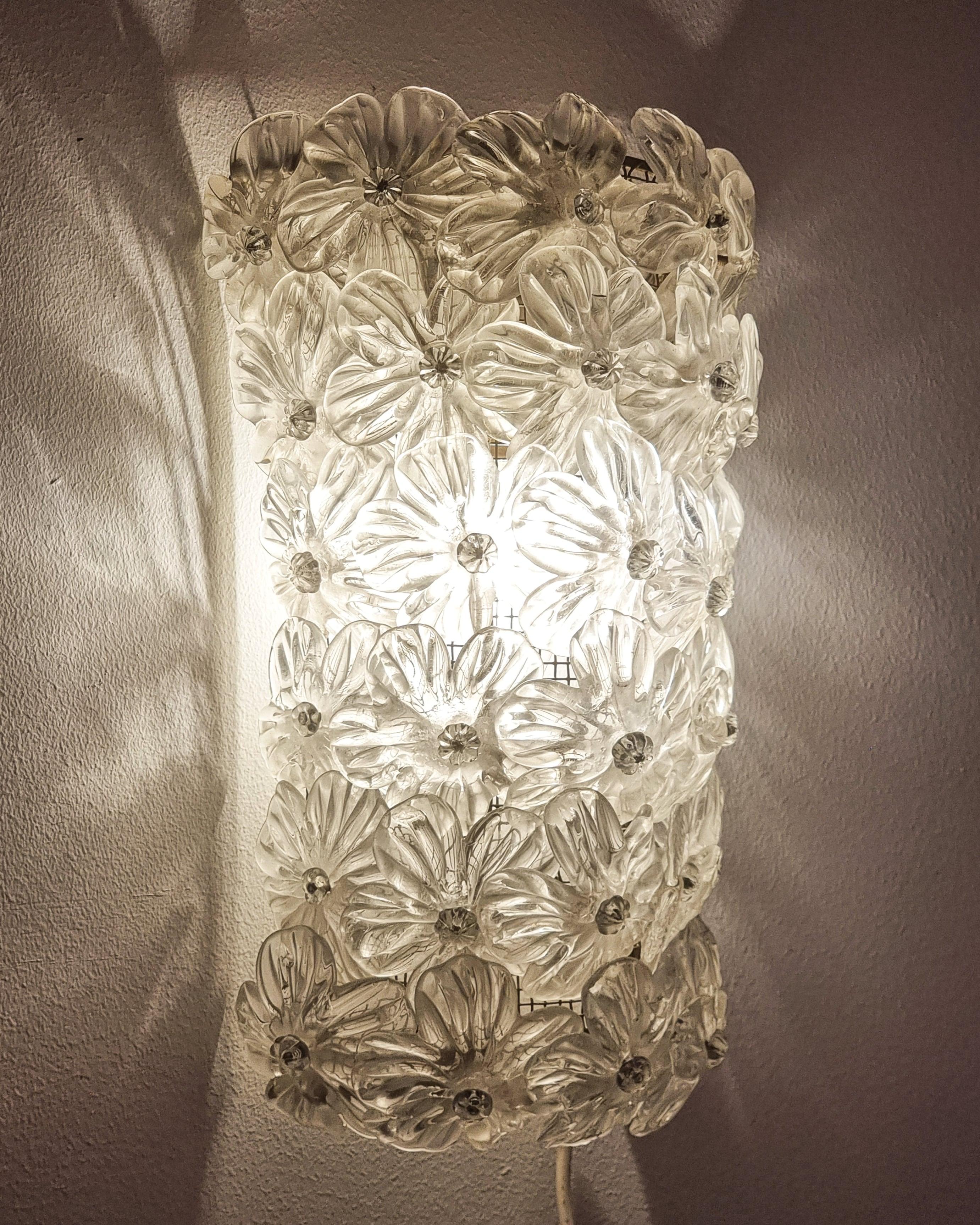 Italian Murano glass wall light with decor of flowers in glass, hold up by a metal net. Manufactured in the mid-1900s by Barovier & Toso.

Original wiring from the 50/60s, E14 light bulbs up to 40 watts. The lamp works but we recommend re-wiring