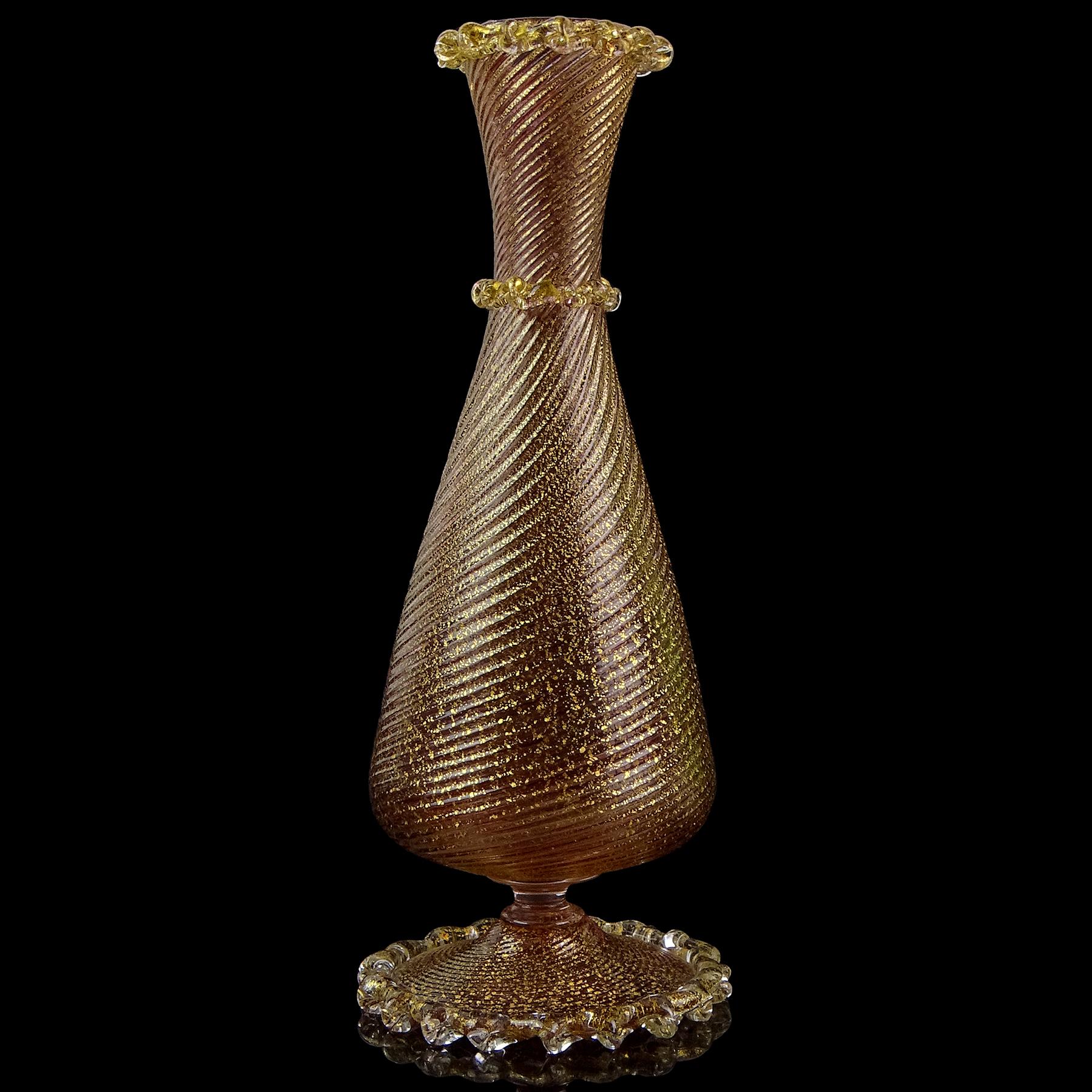 Bellissimo vaso da fiori con piede in vetro artistico italiano, soffiato a mano a Murano, di colore viola ametista e con macchie d'oro. Documentato all'azienda Barovier e Toso. Il corpo del vaso ha un sottile motivo a coste e un cerchio rigato