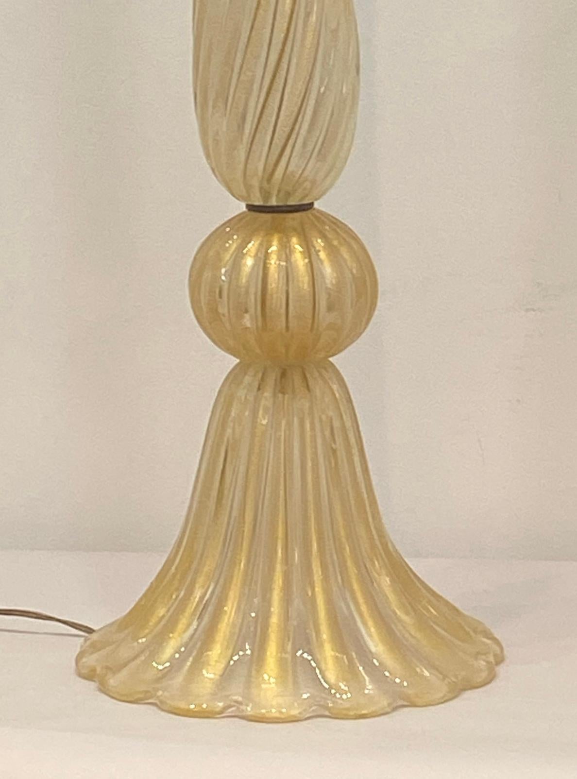 Barovier & Toso Murano Coronado d'Oro glass floor lamp. In very good condition Murano glass floor lamp. 43 inches to the socket, 11 inch diameter at the base.