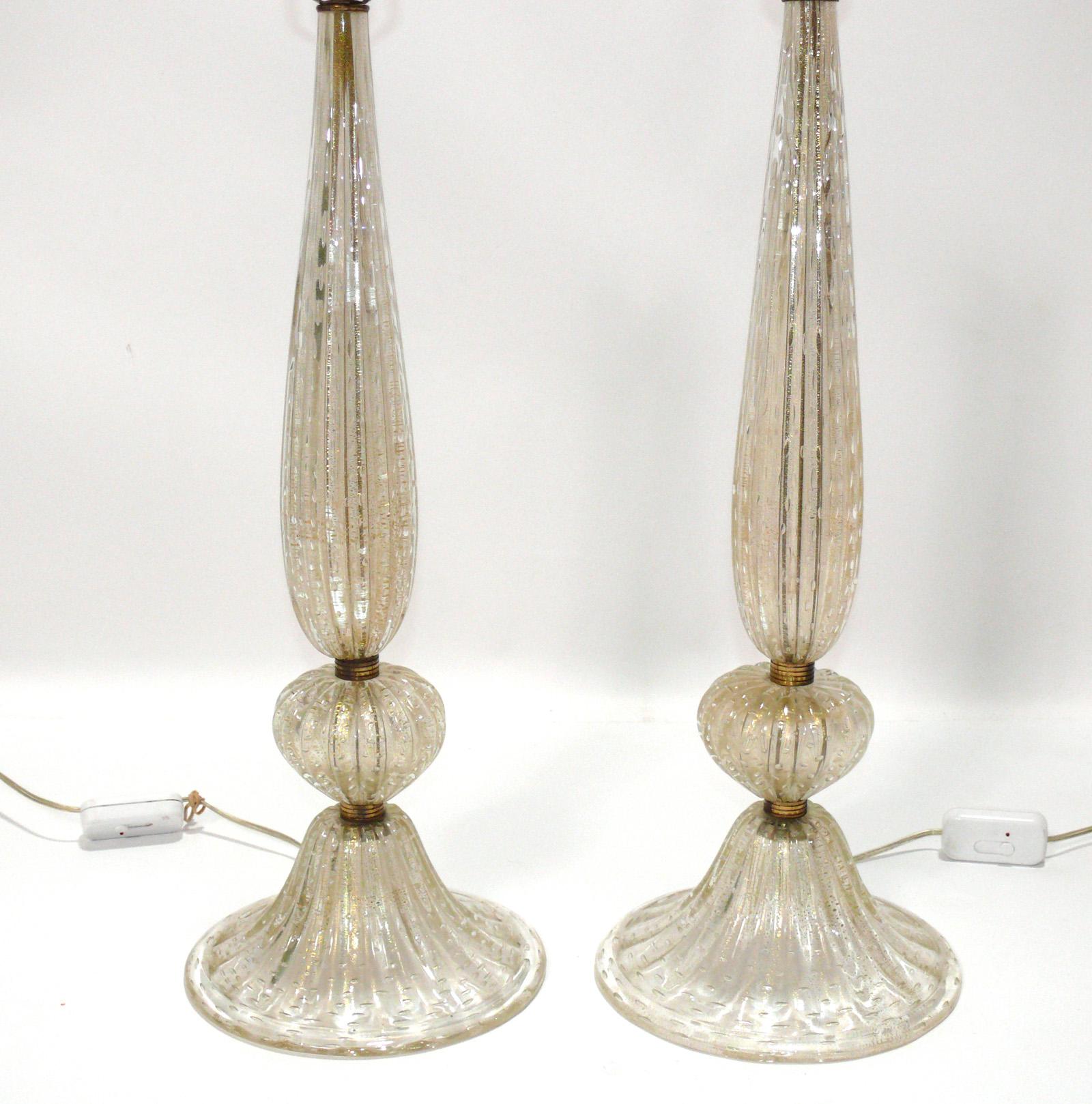 Elégante paire de lampes en verre Murano de Barovier&Toso, Italie, vers les années 1960. Elles sont fabriquées en verre transparent avec des mouchetures dorées et des bulles contrôlées avec des ferrures en laiton ou en bronze. Ils ont été recâblés