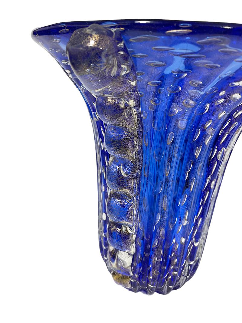 Barovier & Toso Murano Art Glass very large blue and clear vase

A huge 32 cm high and very thick hand-blown blue and clear glass with gold flakes in an upwardly tapering model with curved sides. Signed on the bottom of the vase with Toso Murano.