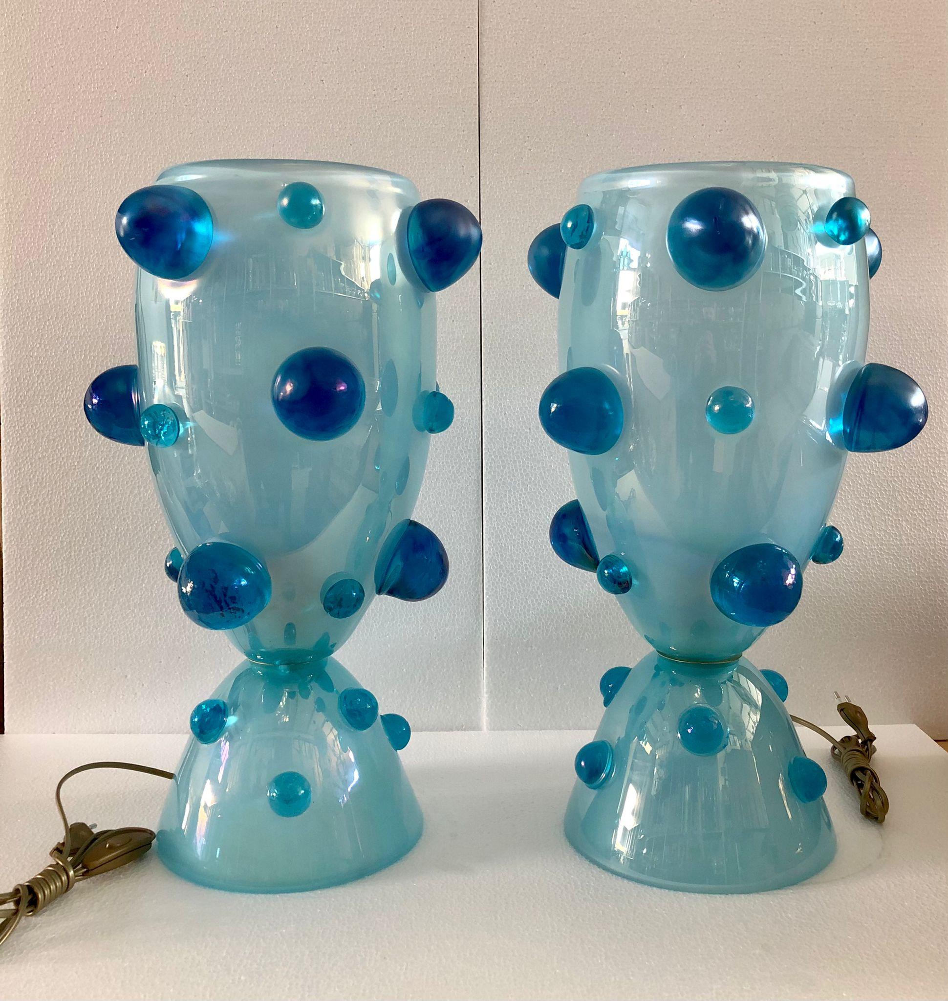 Splendid Murano table lamps punched Barovier & Toso. A supreme light blue color. Stylish and very special design.

The table lamps are composed of a large upper cup, on which differently shaped glass drops are applied hot. Under a smaller cup