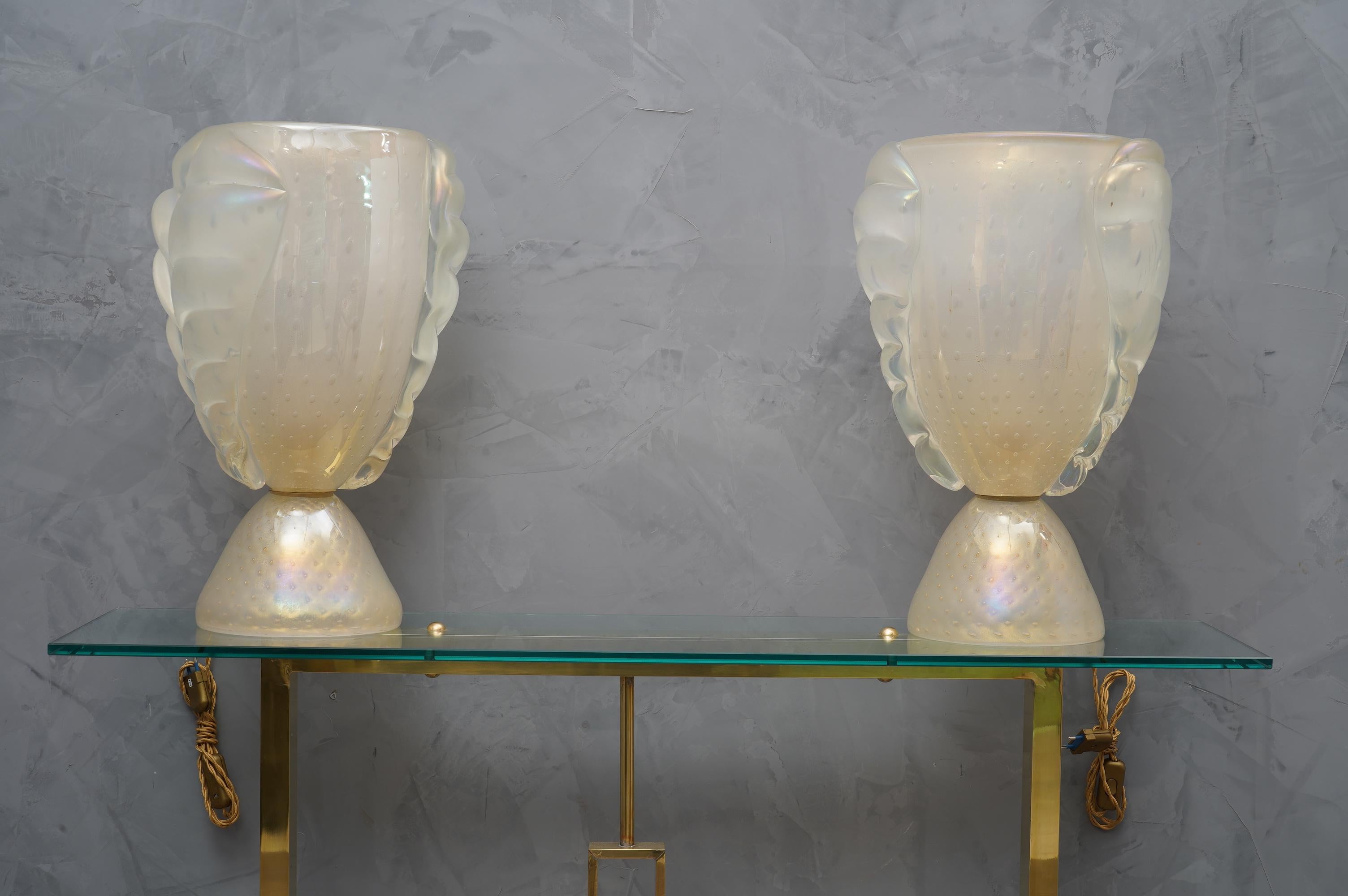 Splendid pair of Murano table lamps punched Barovier & Toso. The Murano furnaces create an indisputable timeless design. A supreme iridescent gold color.

The table lamps are composed of a large upper cup of oval in shape, on which a pair of large