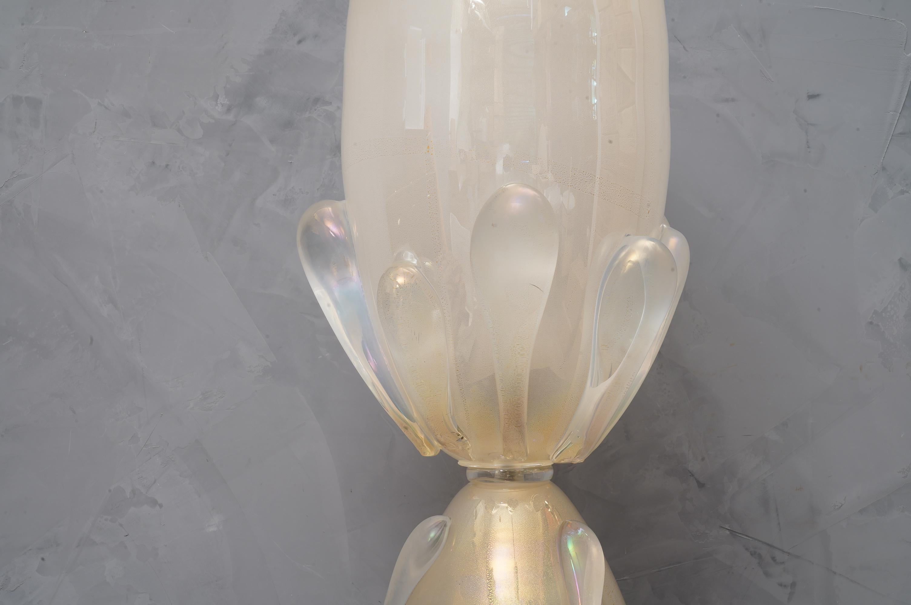 Splendid Barovier & Toso table lamps in acid and iridescent Murano glass. Very beautiful drops coming down the lamp. A supreme iridescent color.

The table lamps are composed of a large upper cup, on which differently shaped glass drops are applied