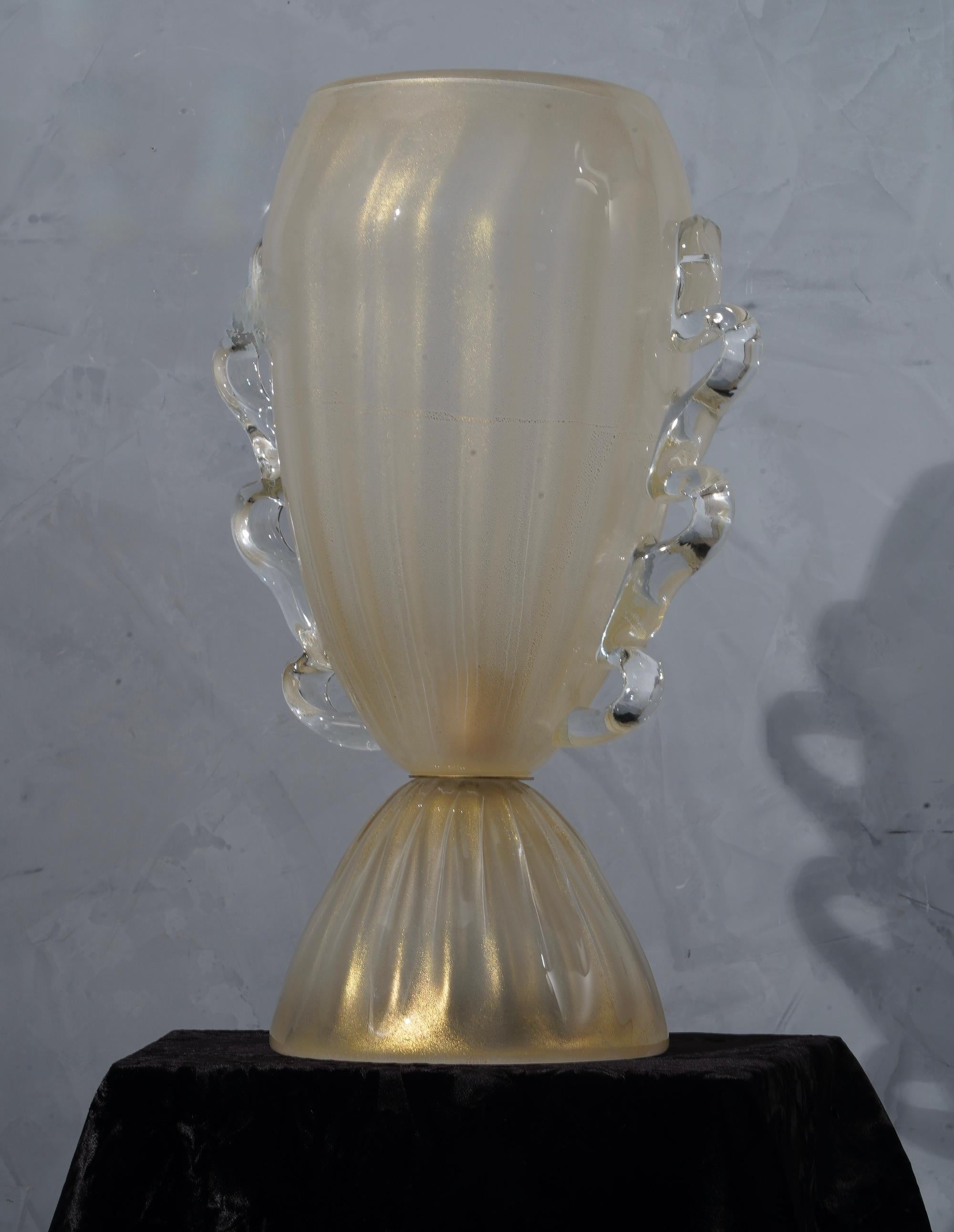 Splendid Barovier & Toso table lamps in gold color Murano glass. Very beautiful the handles along the sides coming down the lamp. A supreme gold color.

The table lamps are composed of a large upper cup, on which differently shaped glass handles are