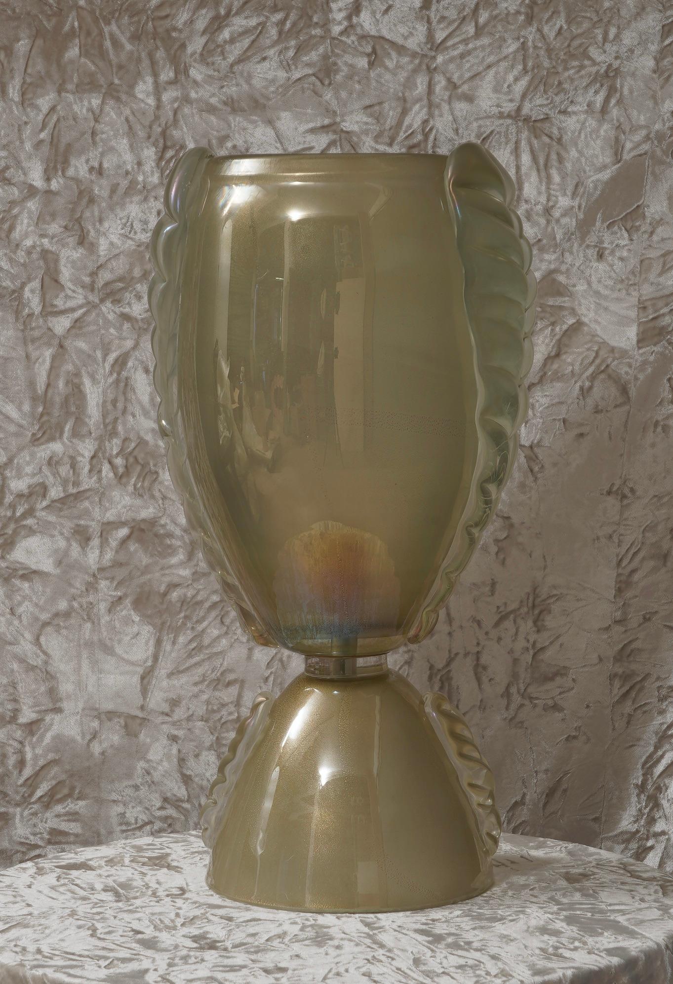 Magnifique lampe de table de Murano dans le style de Barovier&Toso. Les fours Murano créent un design intemporel incontestable. Une couleur vert-or irisée suprême avec de l'or à l'intérieur.

La lampe de table est composée d'une grande coupelle