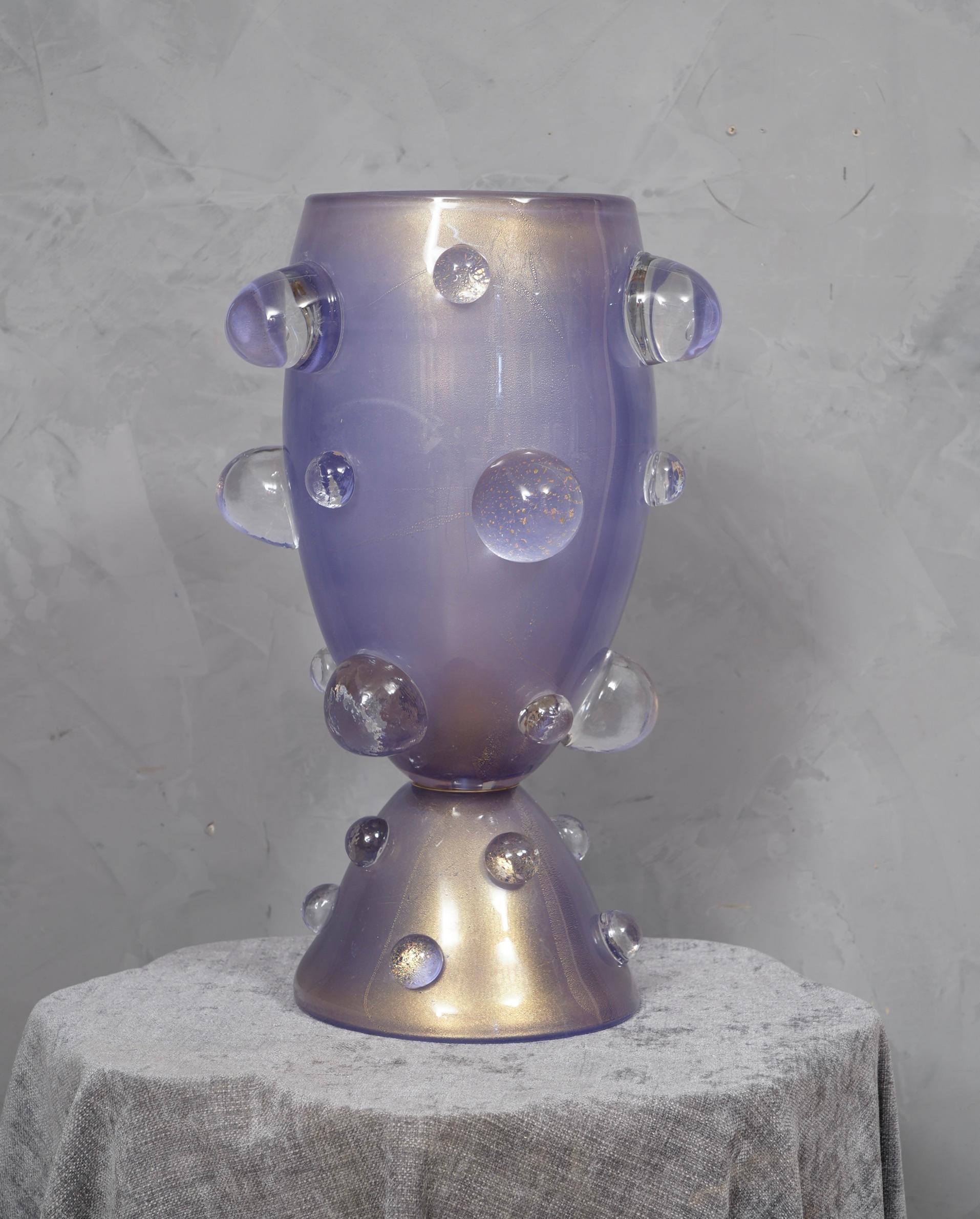 Prächtige Murano Tischlampen gestanzt Barovier & Toso. Ein hervorragendes helles Veilchenblau. Stilvolles und sehr spezielles Design durch die großen Halbkugeln, die an der großen Tasse befestigt sind.

Die Tischlampen bestehen aus einer großen