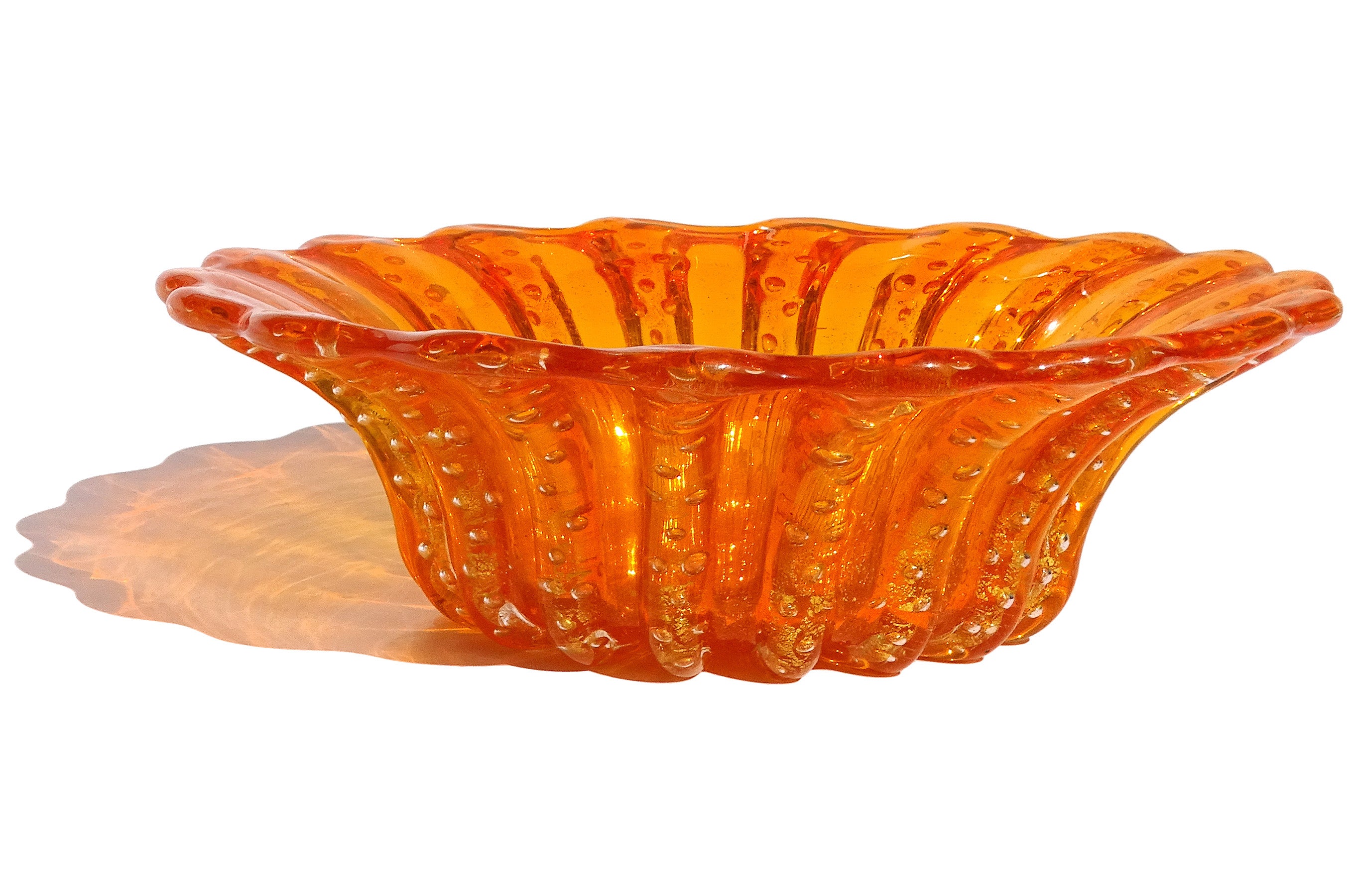 Precioso cuenco vintage de Murano soplado a mano de color naranja y motas doradas de vidrio artístico italiano con borde raspado. Documentado al diseñador Ercole Barovier para la empresa Barovier e Toso. Creado con la técnica Bullicante, con cientos