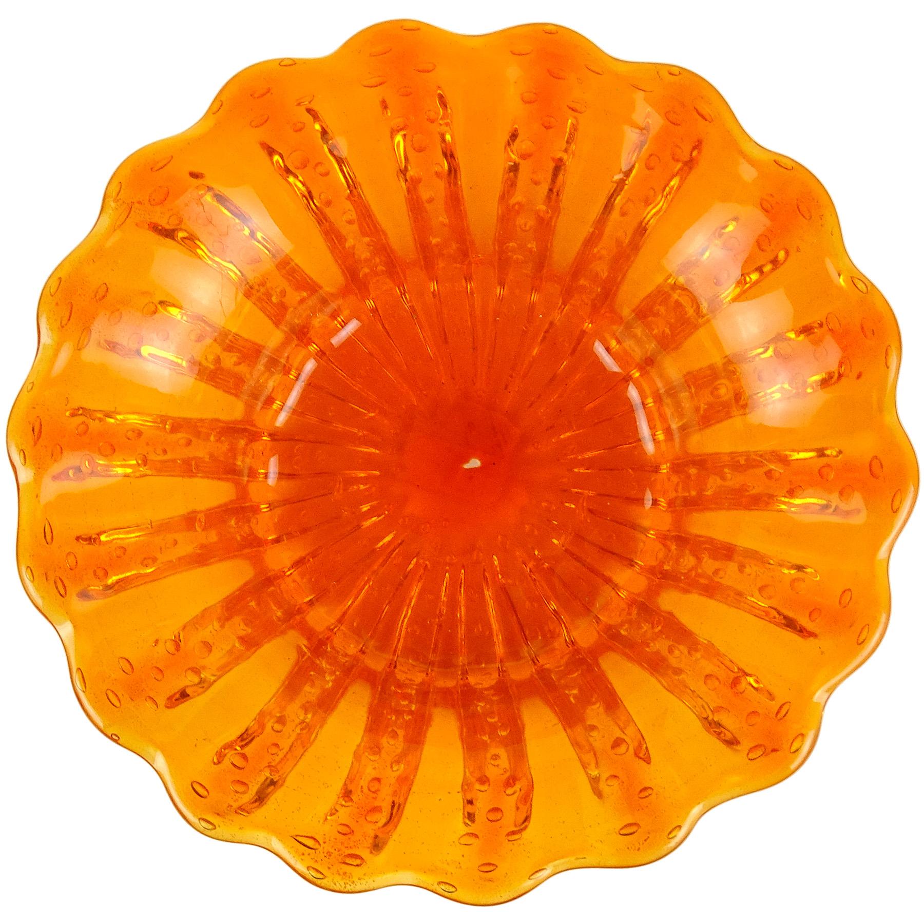 Barovier Toso Tazón festoneado de cristal artístico italiano de Murano naranja brillante con motas doradas Moderno de mediados de siglo en venta