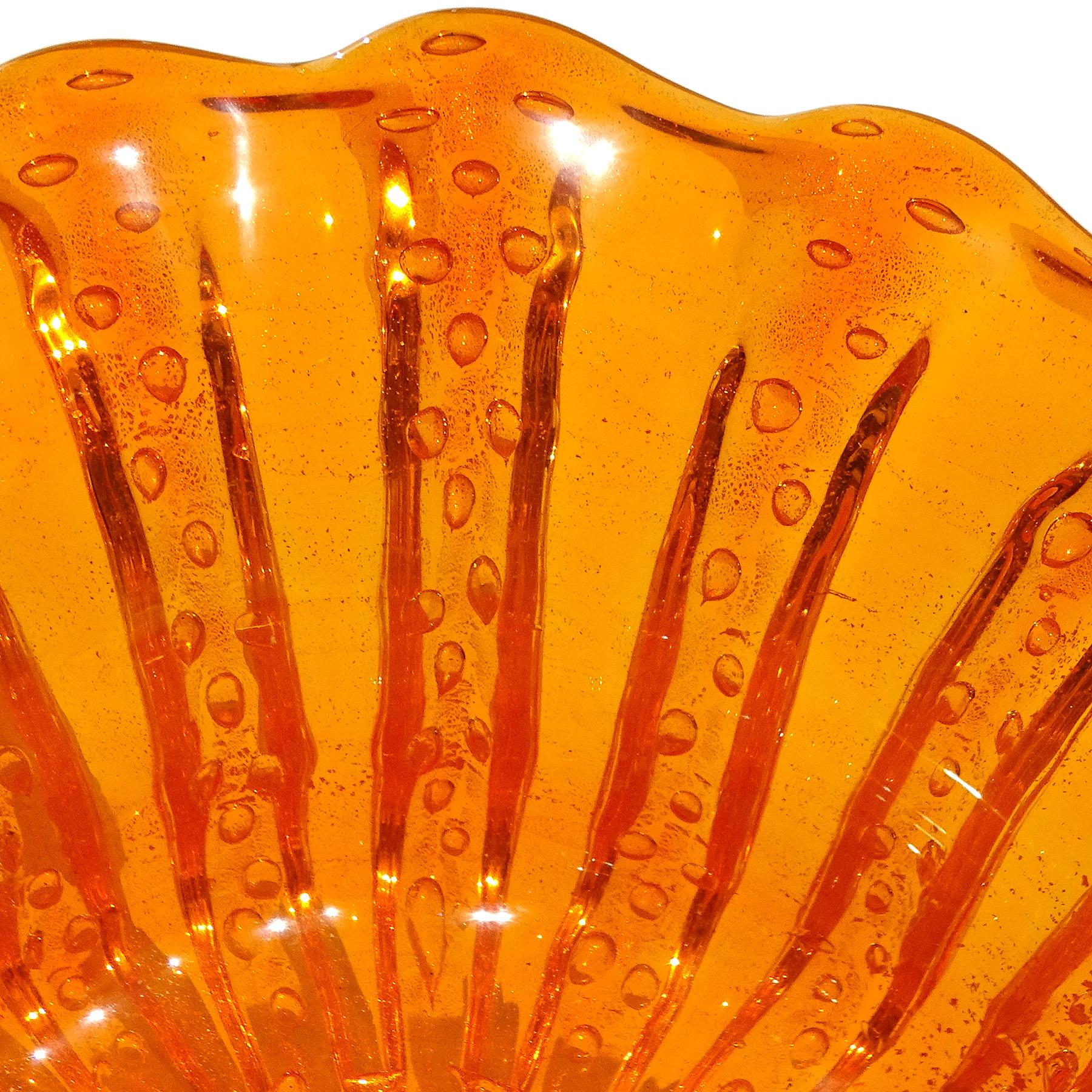 Barovier Toso Tazón festoneado de cristal artístico italiano de Murano naranja brillante con motas doradas Italiano en venta