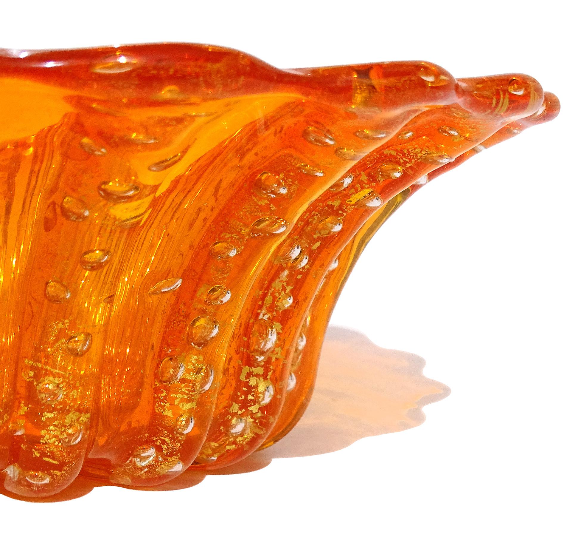 Barovier Toso Tazón festoneado de cristal artístico italiano de Murano naranja brillante con motas doradas Hecho a mano en venta