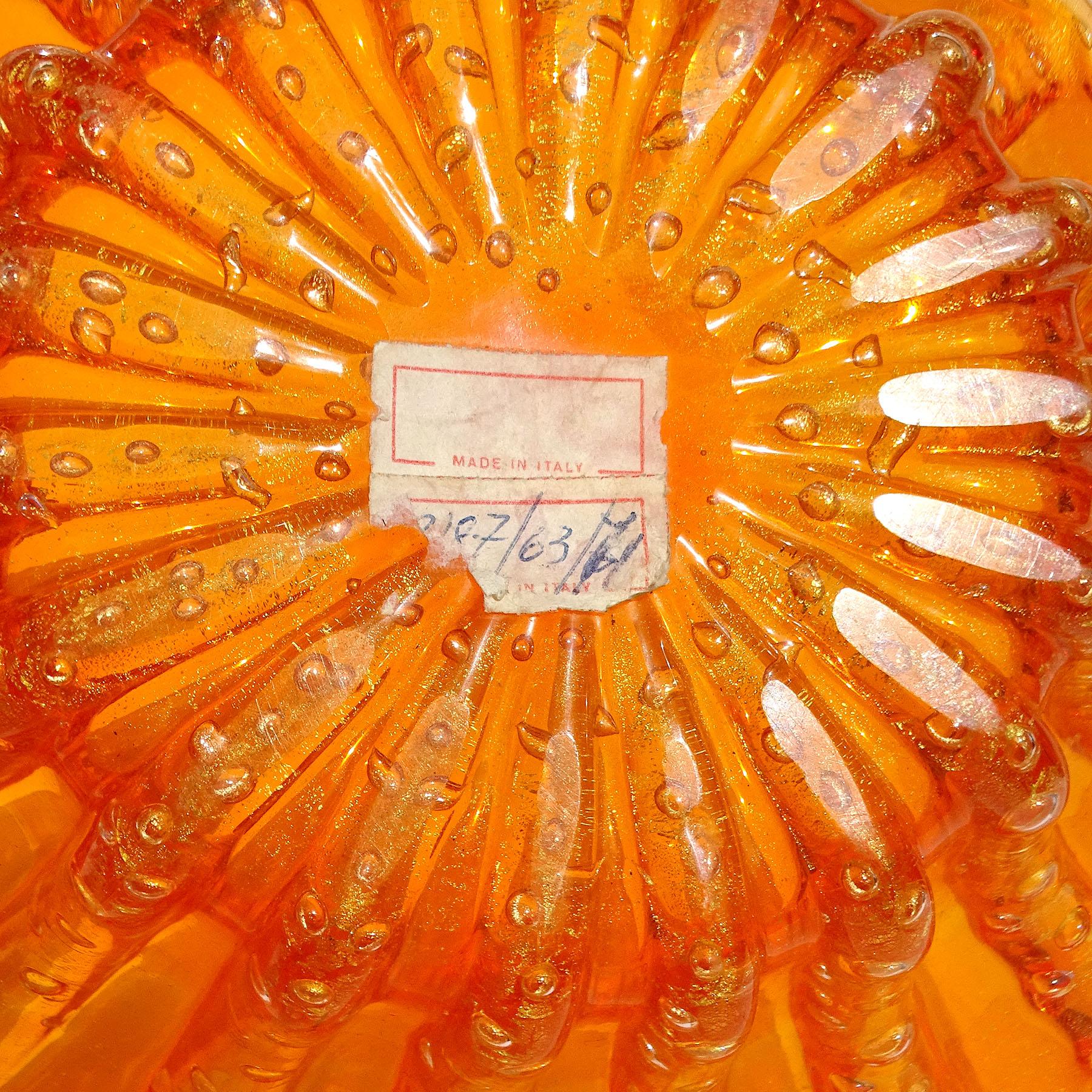 Barovier Toso Tazón festoneado de cristal artístico italiano de Murano naranja brillante con motas doradas siglo XX en venta