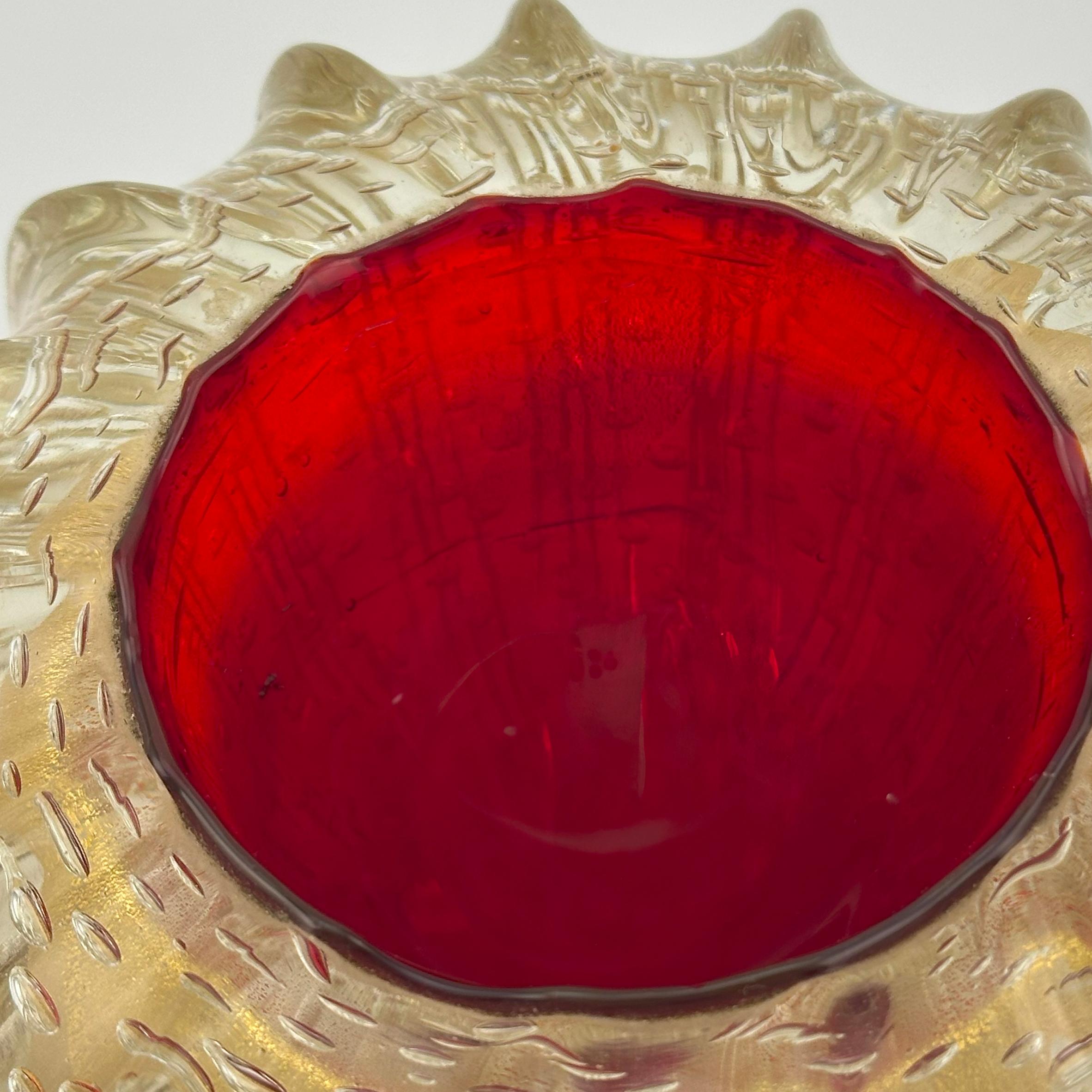 20ième siècle Barovier&Toso Coupe en verre Murano Bullicante en rouge et or, Italie, vers les années 1980 en vente