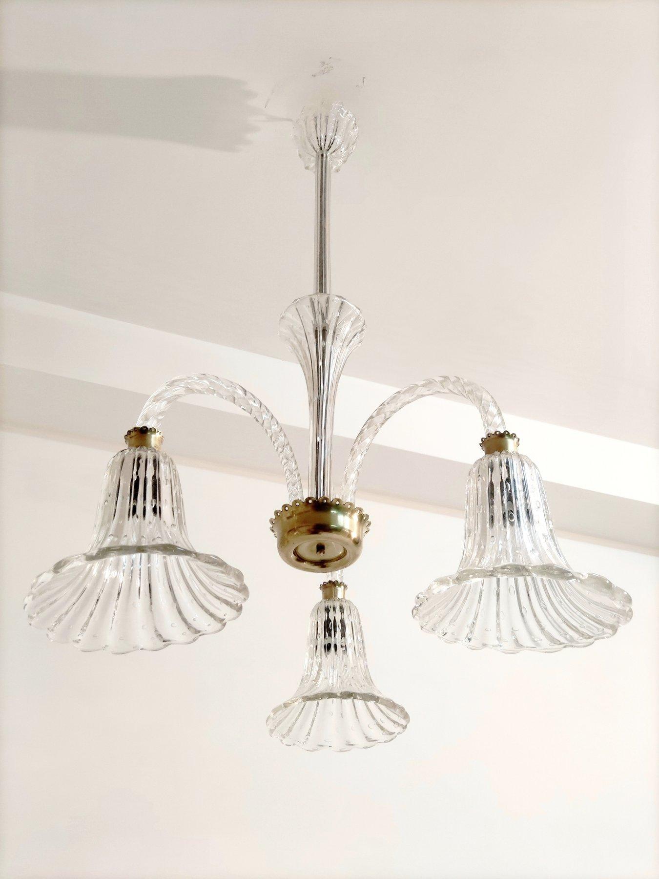 Ein ganzer Kronleuchter aus geblasenem Murano-Klarglas von Barovier & Toso, Italien, 1950er Jahre. Mit drei nach unten gerichteten Lichtarmen mit Glastulpen aus mundgeblasenem transparentem Blasenglas. Dieses schöne Stück ist in ausgezeichnetem