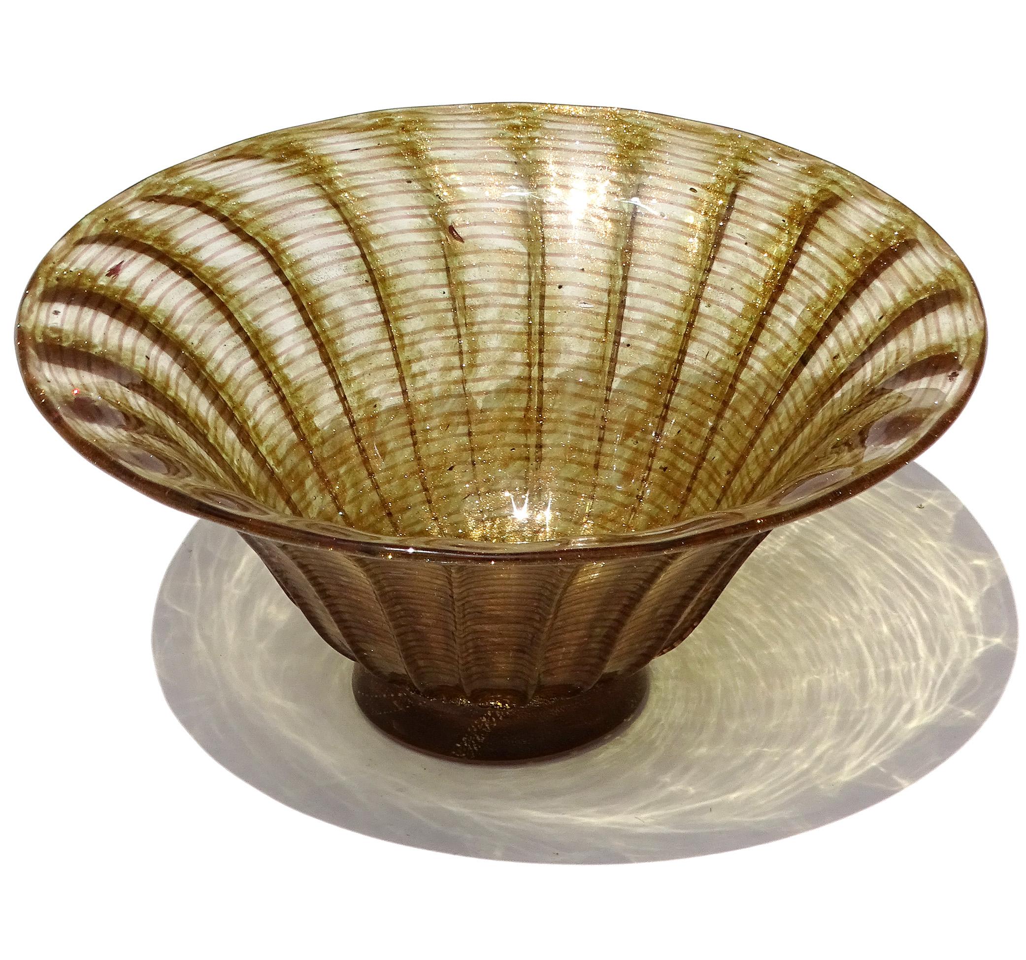 Bellissima ciotola antica di Murano soffiata a mano con macchie di avventurina in rame e sottili volute di vetro artistico italiano con piede. Documentato al designer Ercole Barovier per Barovier e Toso. La ciotola conserva ancora l'etichetta