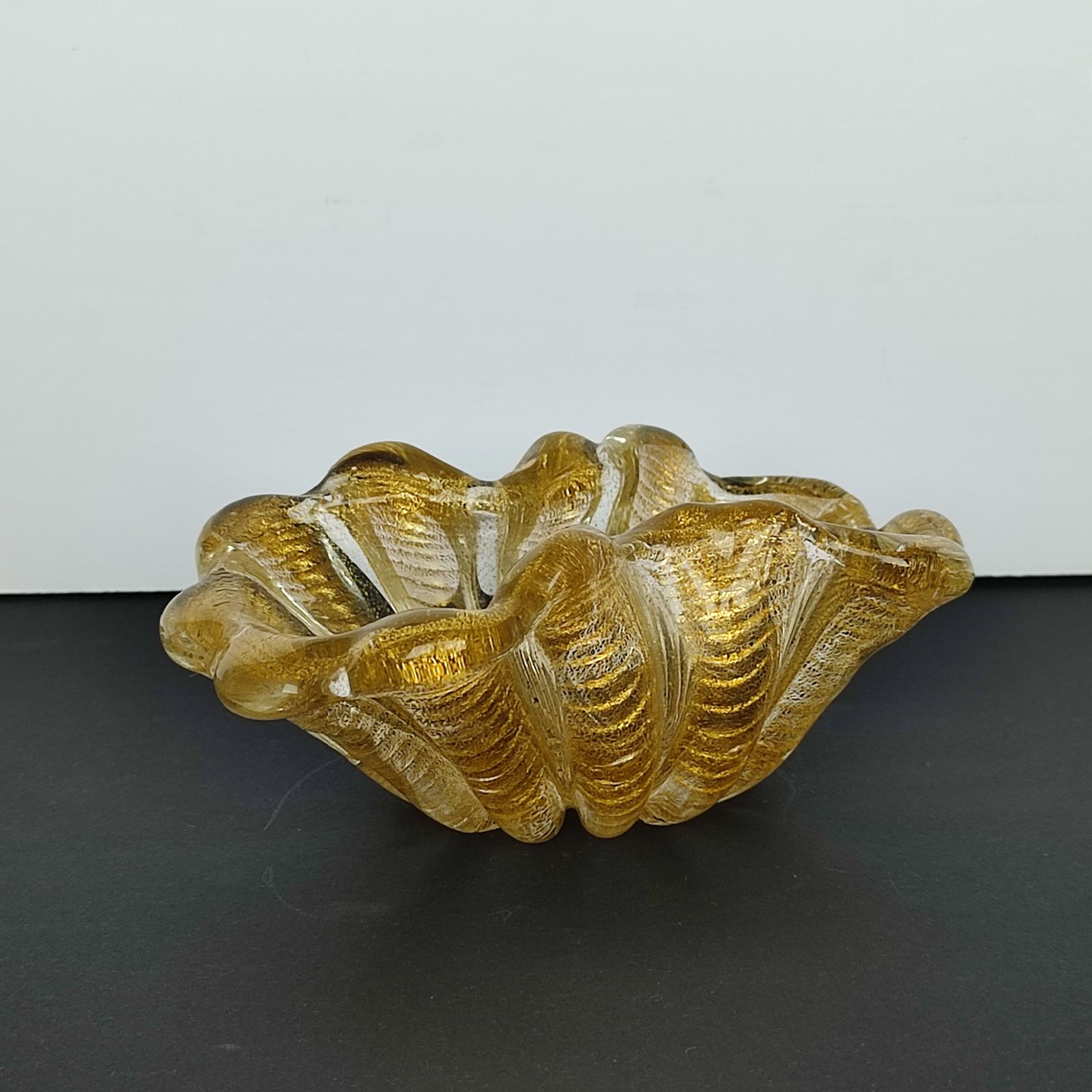 Erstaunliche mundgeblasene Cordonato d' Oro Murano Glas gerippte Schale / Aschenbecher. Ercole Barovier für Barovier e Toso. Italien, 1950er Jahre
Diese auffällige, dekorative Schale ist stark mit Goldflecken verziert und hat eine elegante, gerippte