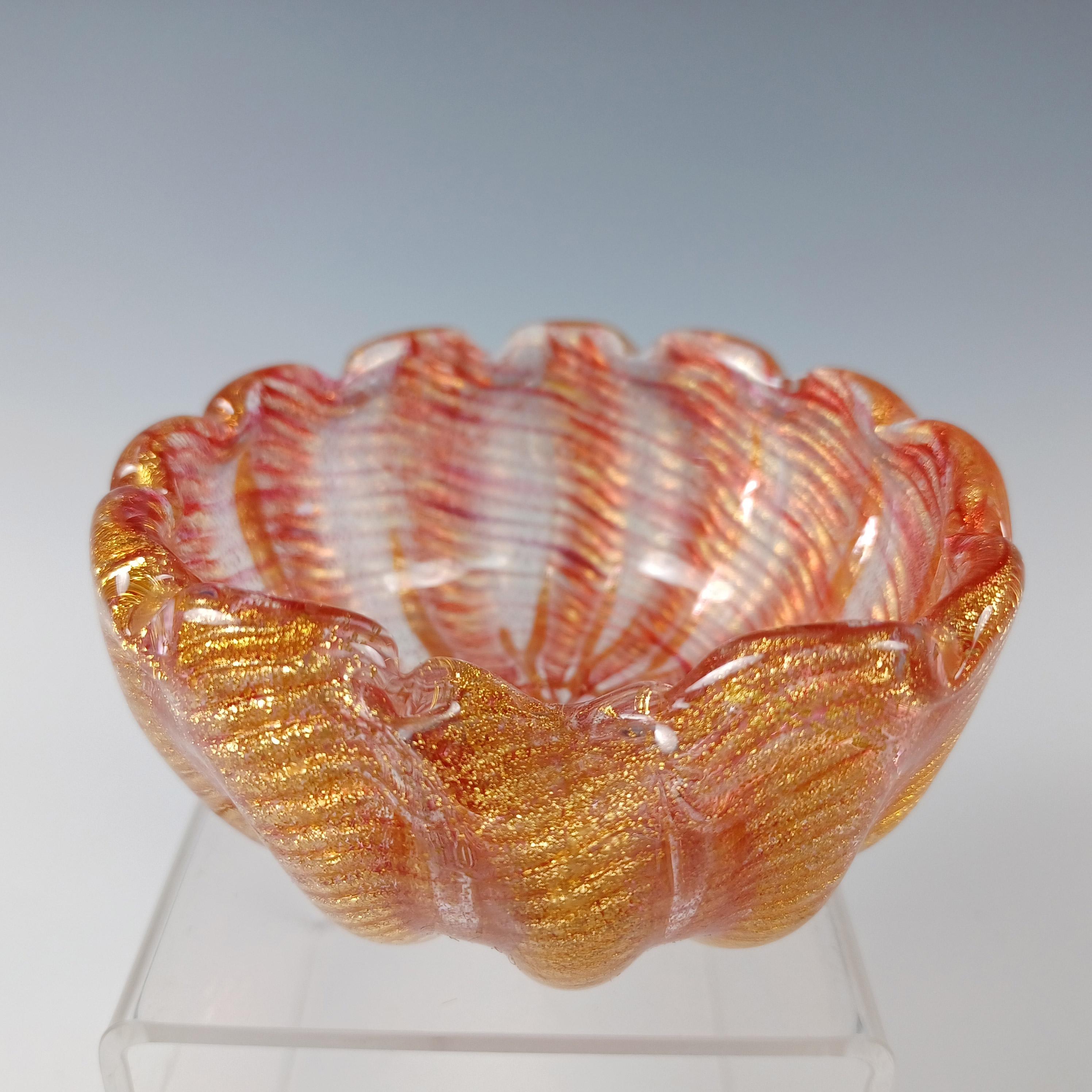Voici un magnifique bol/cendrier en verre vénitien des années 1950/60, fabriqué sur l'île de Murano, près de Venise, en Italie. Cette pièce a été fabriquée par Barovier&Toso et conçue par le célèbre designer italien Ercole Barovier, dans le cadre de